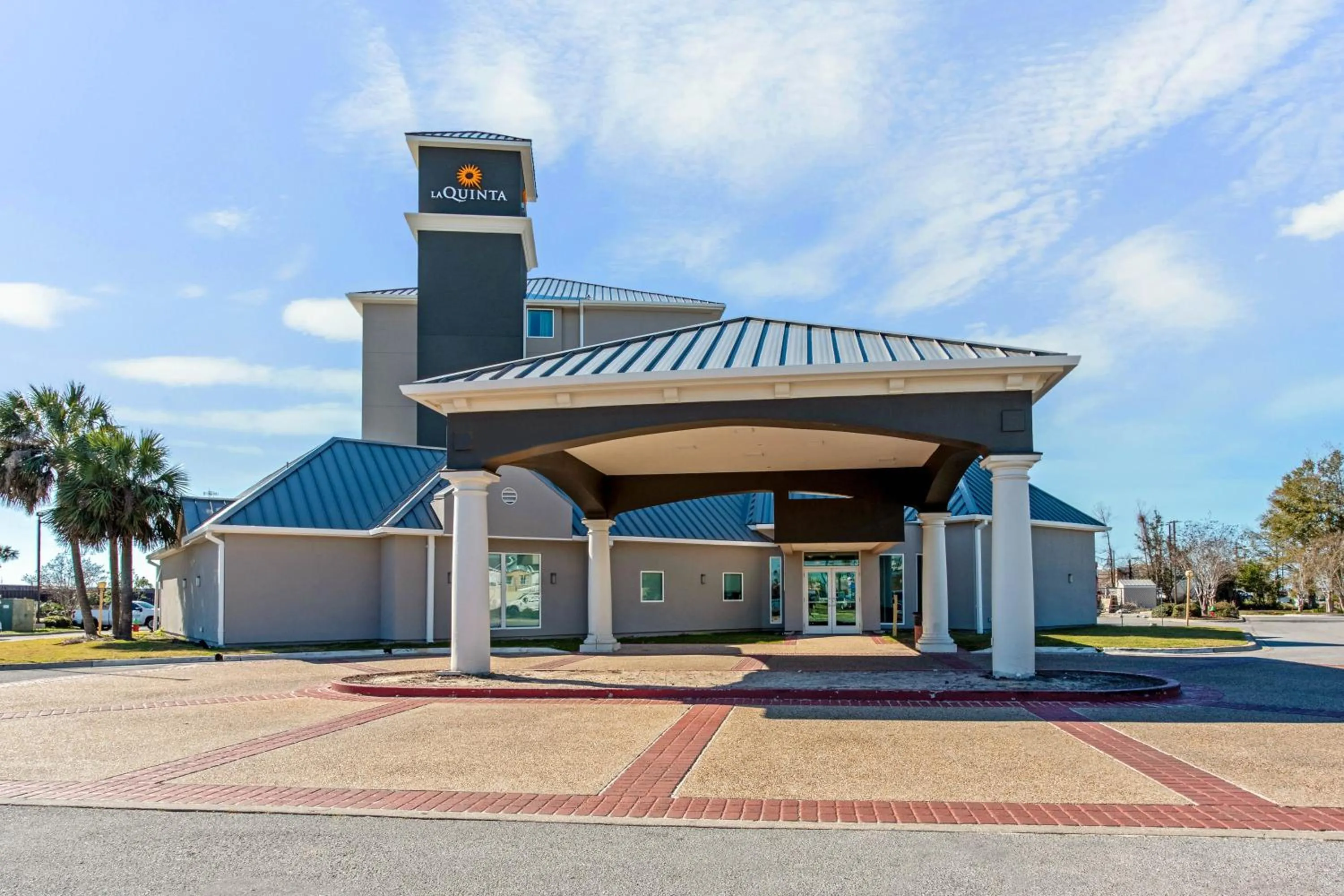 Facade/entrance in La Quinta Inn & Suites by Wyndham Panama City