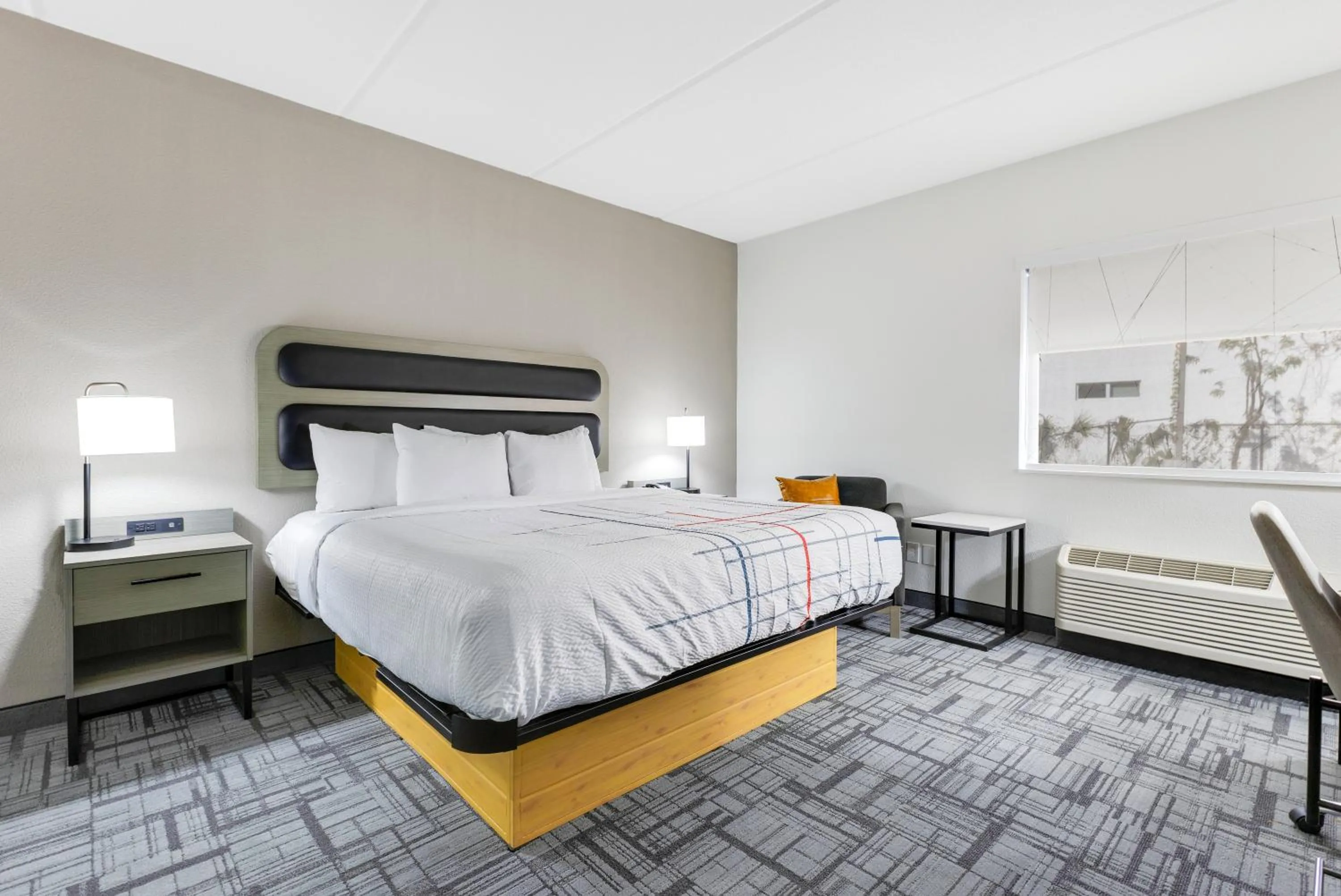 Bed in La Quinta Inn & Suites by Wyndham Jacksonville Mandarin