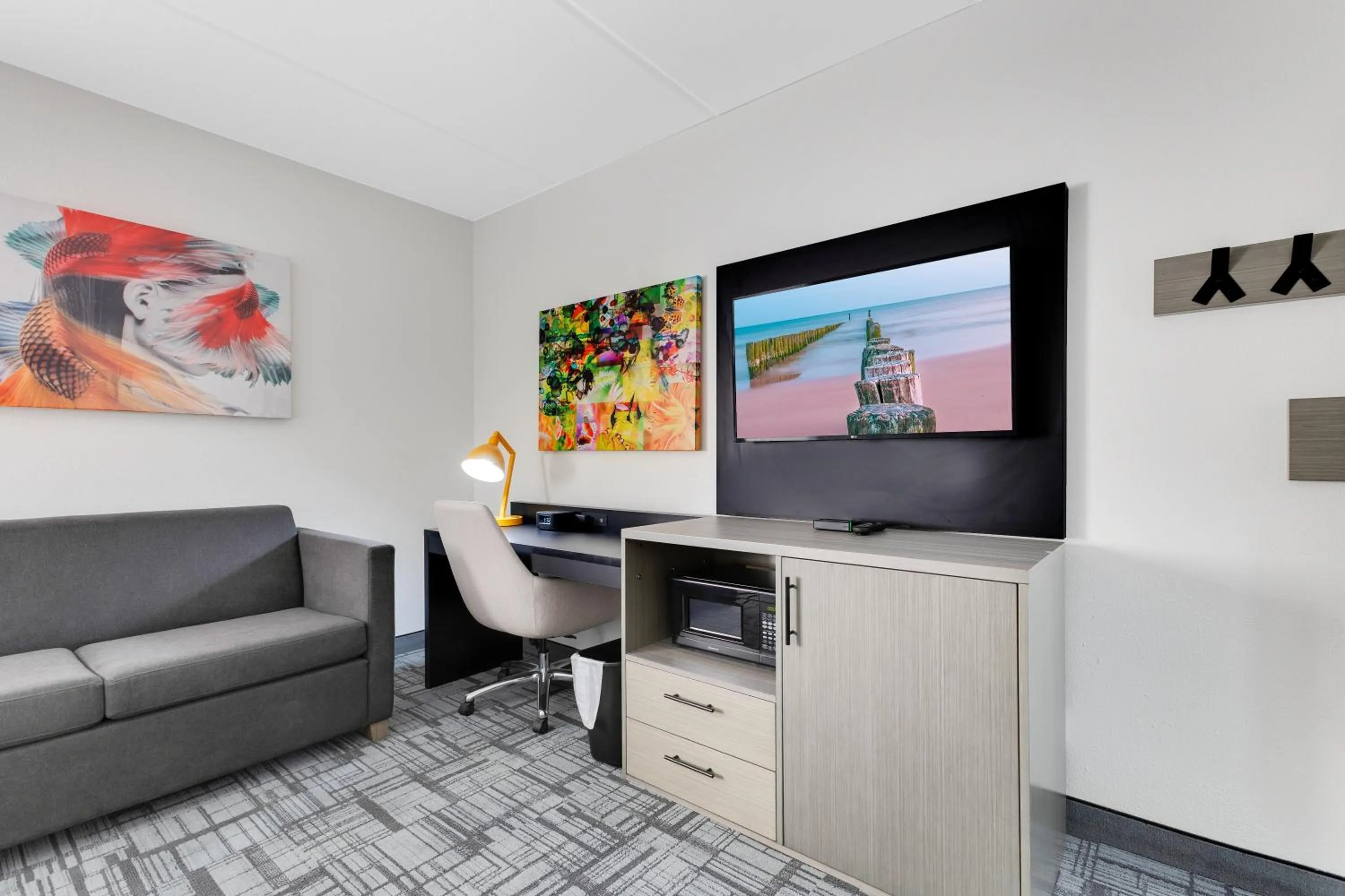 TV and multimedia in La Quinta Inn & Suites by Wyndham Jacksonville Mandarin