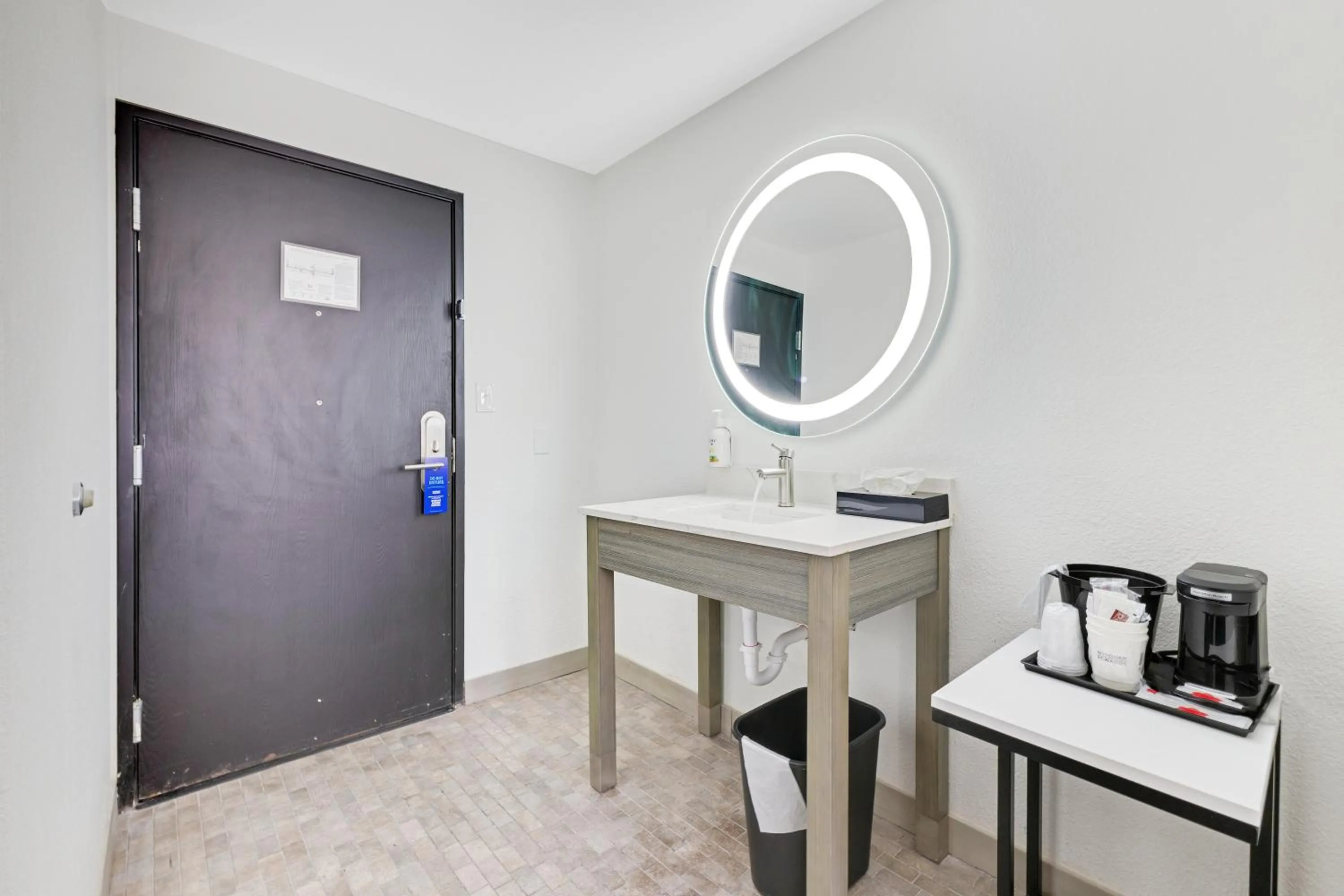 Bathroom in La Quinta Inn & Suites by Wyndham Jacksonville Mandarin