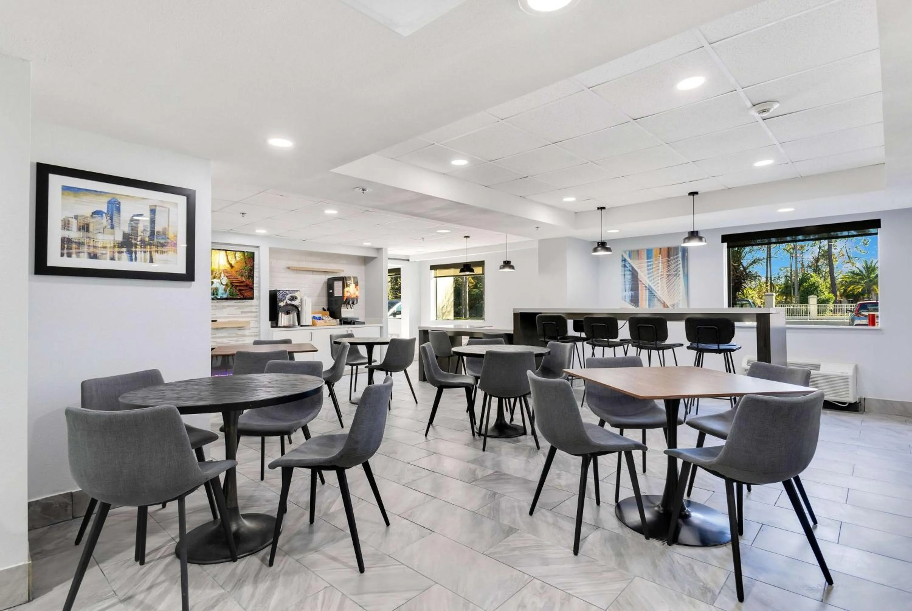 Restaurant/places to eat in La Quinta Inn & Suites by Wyndham Jacksonville Mandarin