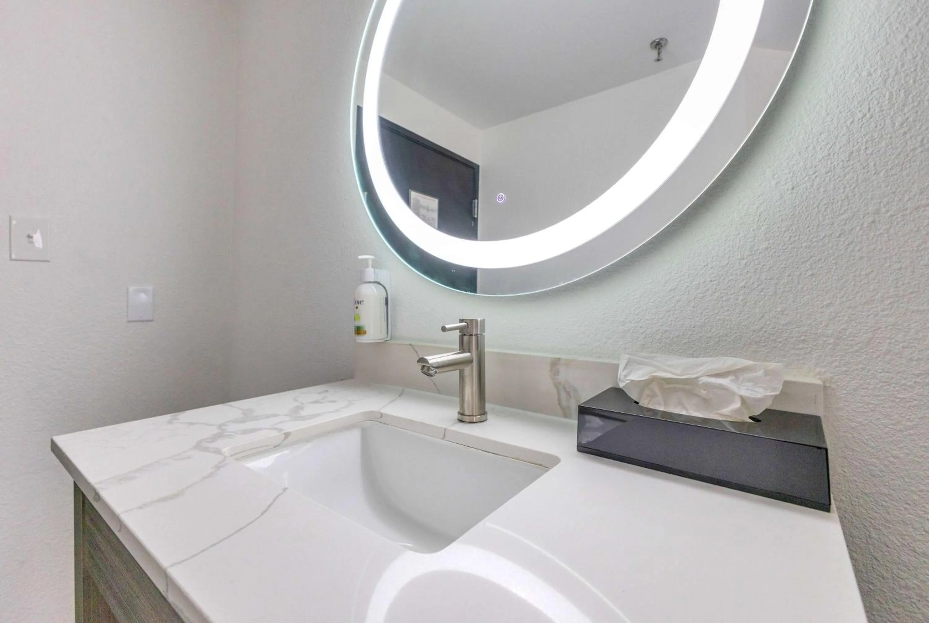 Bathroom in La Quinta Inn & Suites by Wyndham Jacksonville Mandarin