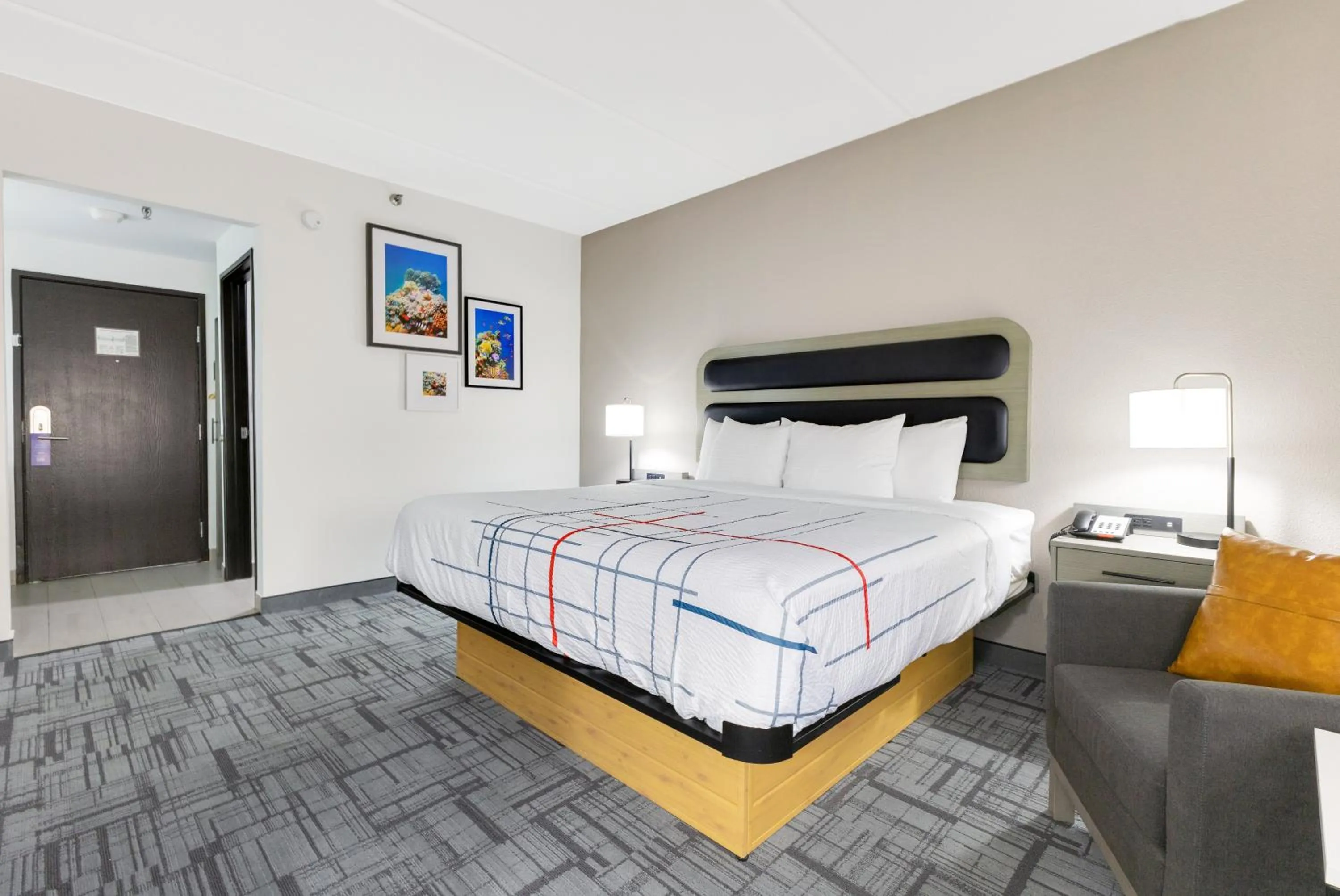 Bed in La Quinta Inn & Suites by Wyndham Jacksonville Mandarin