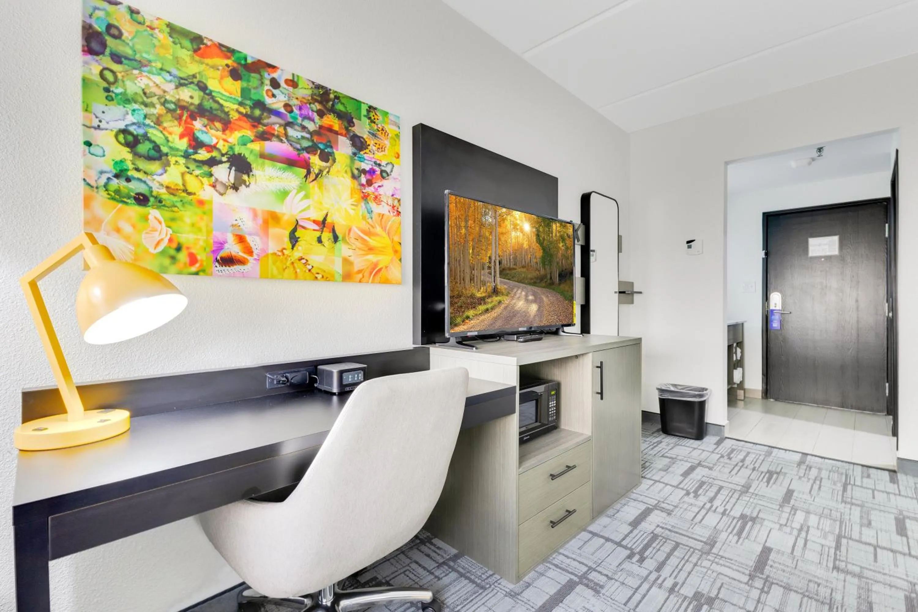 TV and multimedia in La Quinta Inn & Suites by Wyndham Jacksonville Mandarin