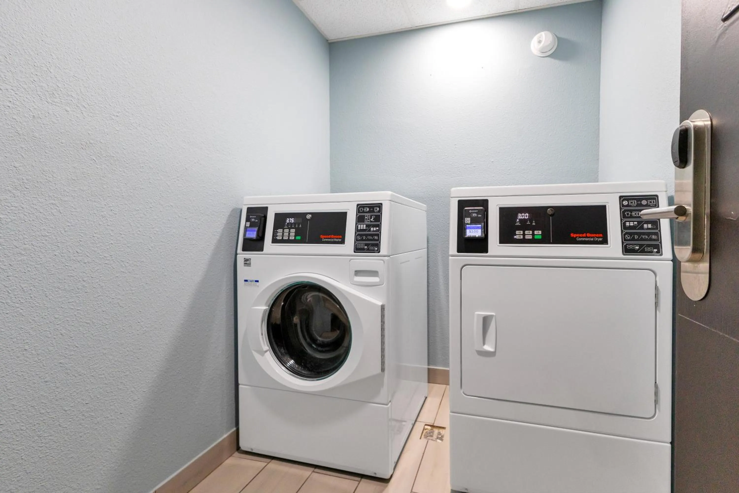 laundry in La Quinta Inn & Suites by Wyndham Jacksonville Mandarin