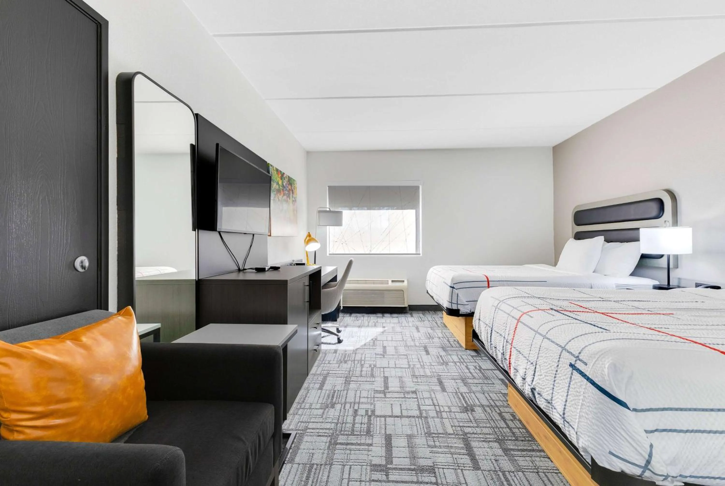 Photo of the whole room, Bed in La Quinta Inn & Suites by Wyndham Jacksonville Mandarin