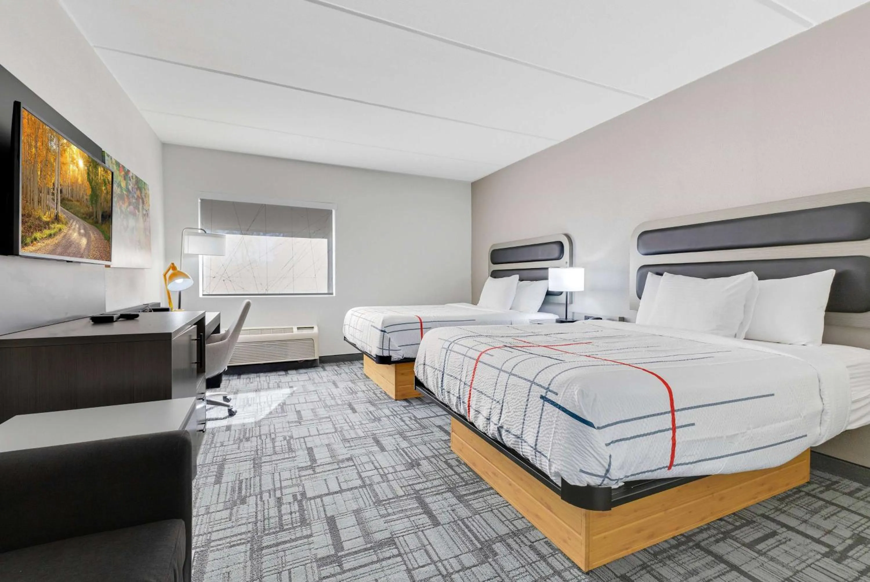 Photo of the whole room, Bed in La Quinta Inn & Suites by Wyndham Jacksonville Mandarin