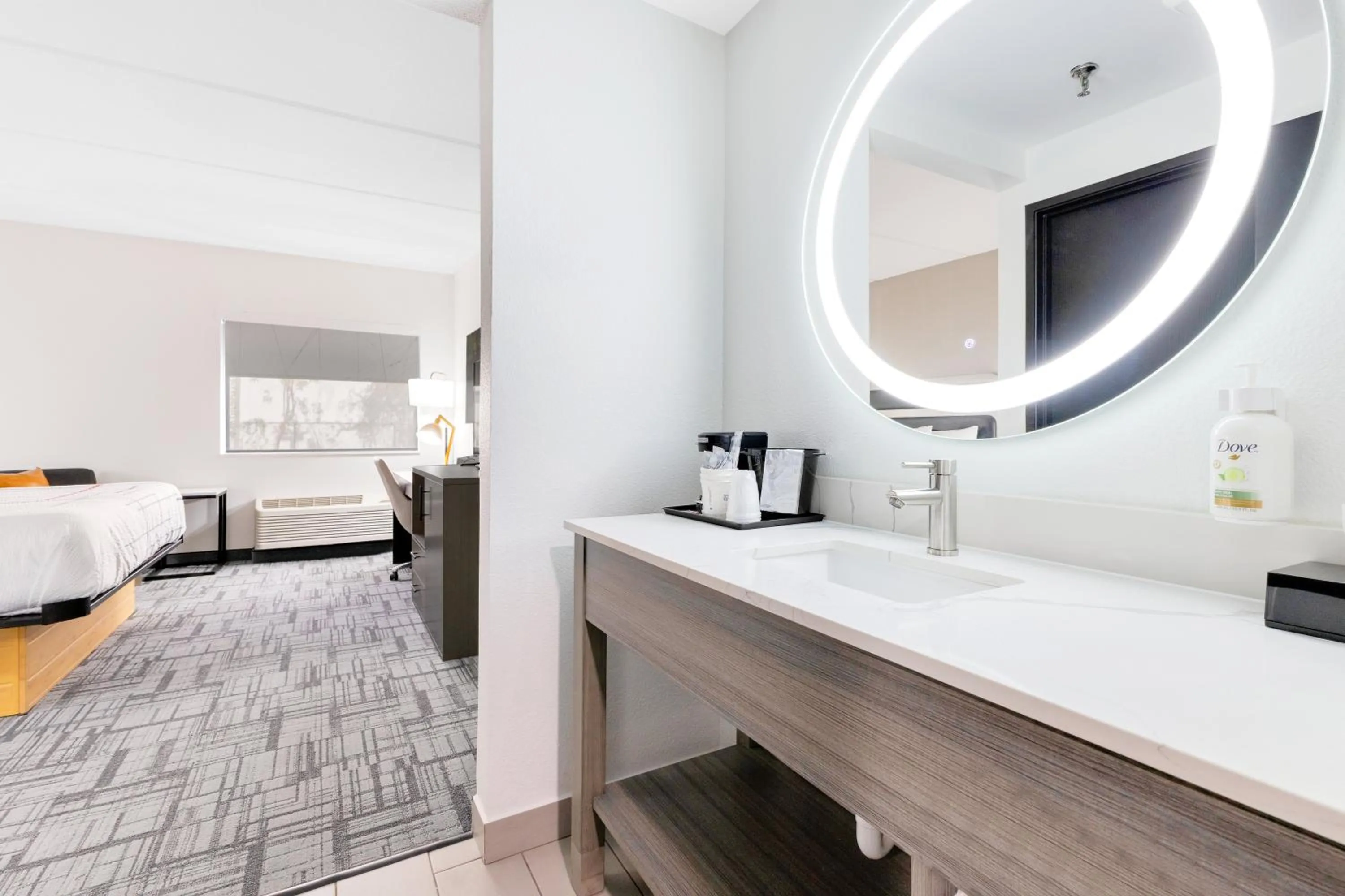 Bed in La Quinta Inn & Suites by Wyndham Jacksonville Mandarin