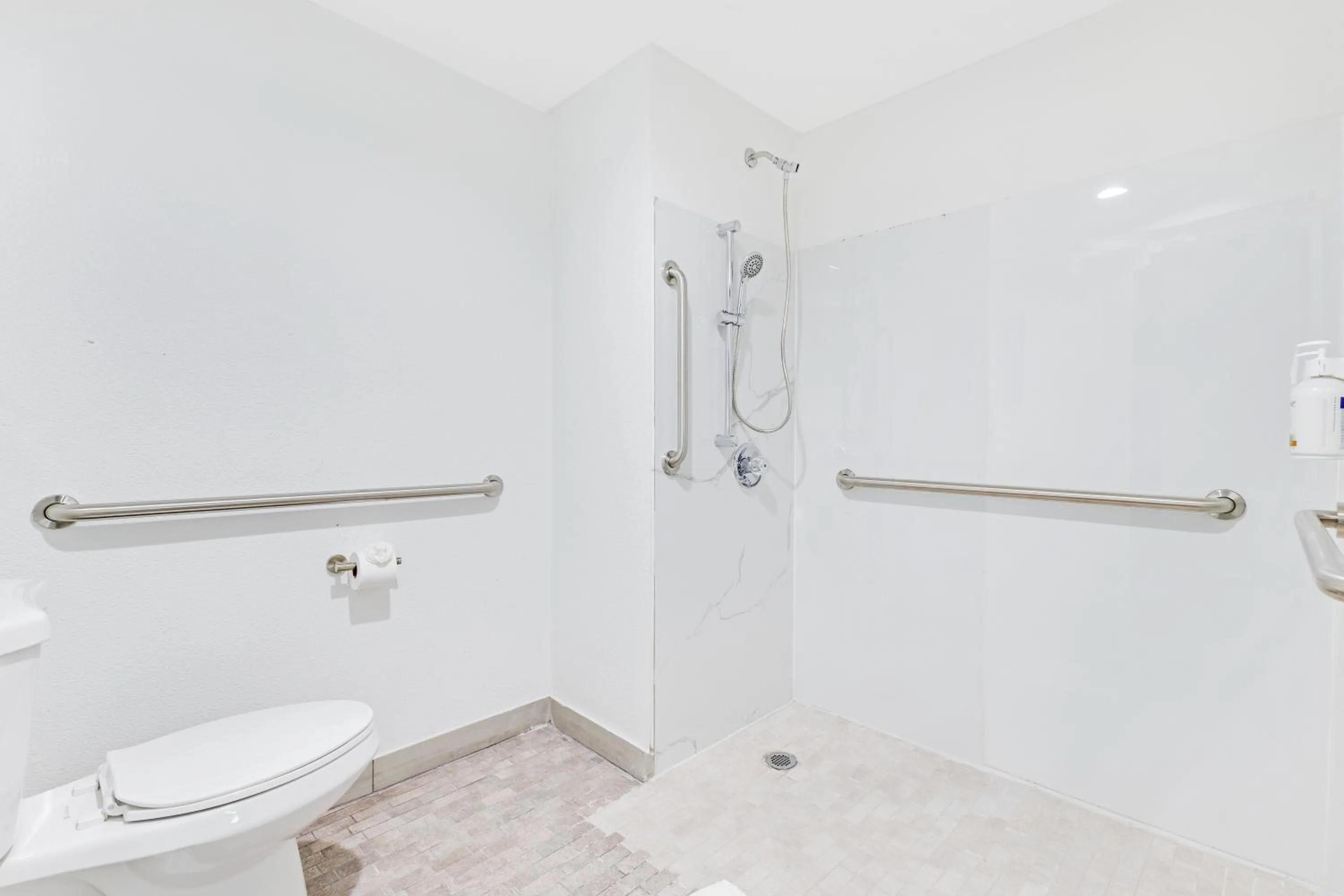 Shower in La Quinta Inn & Suites by Wyndham Jacksonville Mandarin