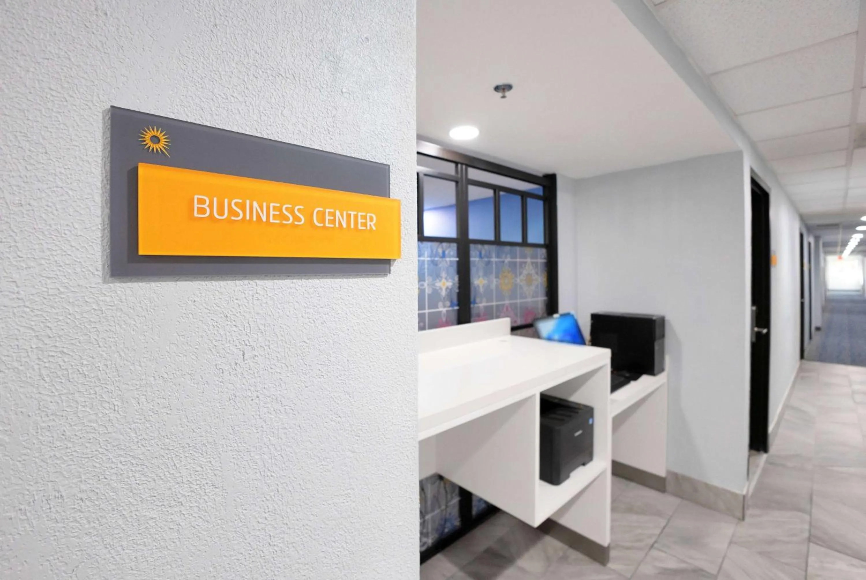 Business facilities in La Quinta Inn & Suites by Wyndham Jacksonville Mandarin