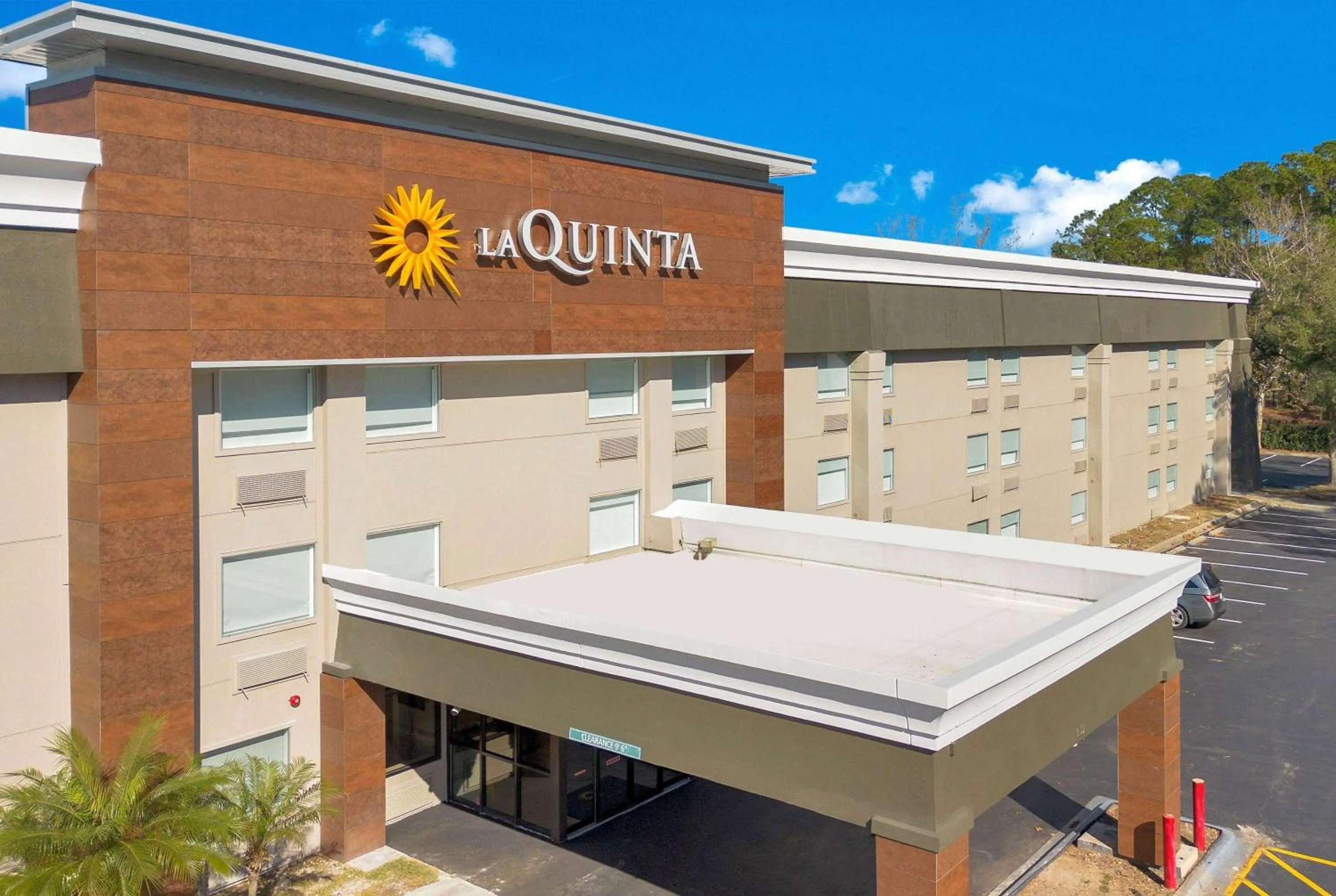 Property building in La Quinta Inn & Suites by Wyndham Jacksonville Mandarin