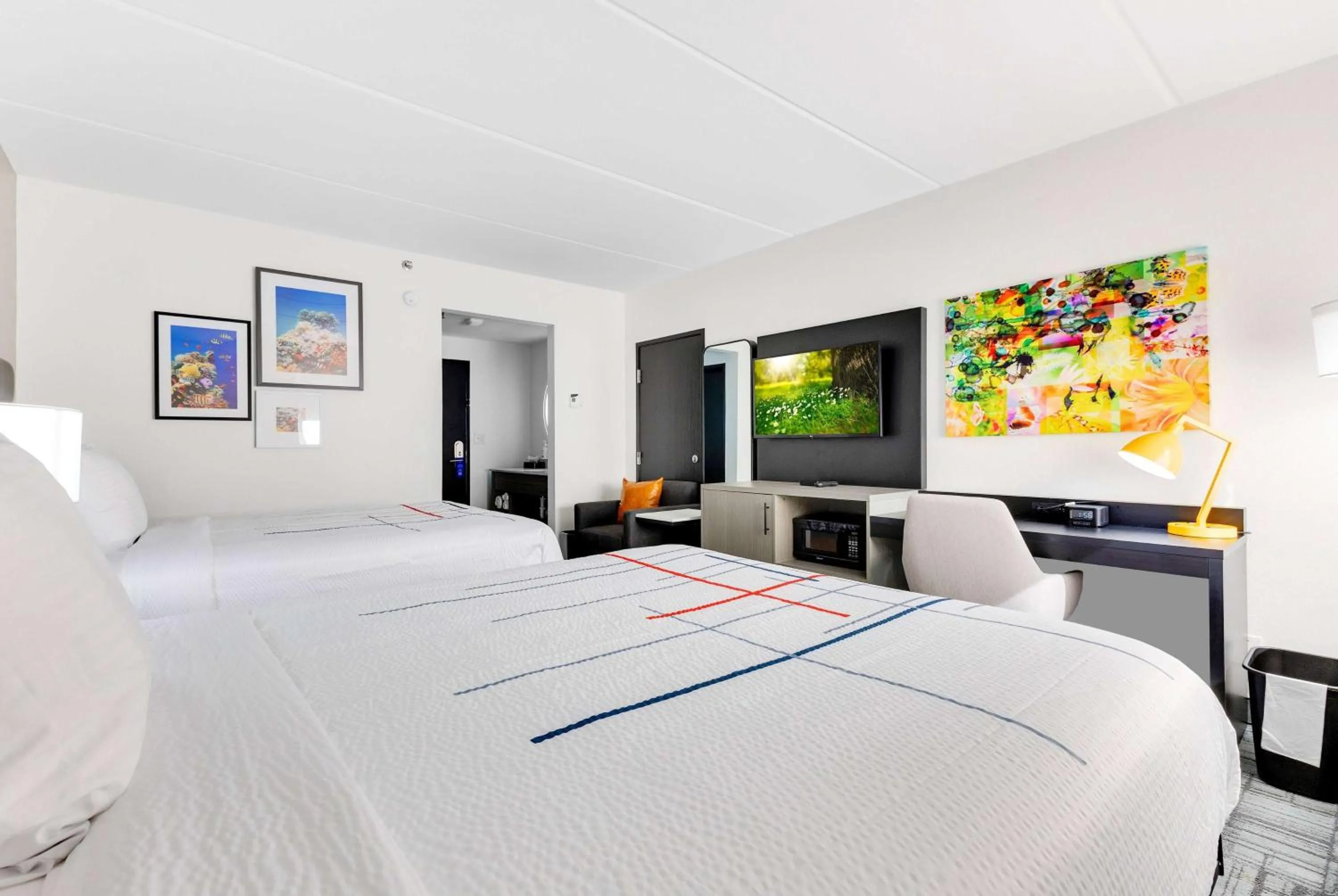 Photo of the whole room, Bed in La Quinta Inn & Suites by Wyndham Jacksonville Mandarin