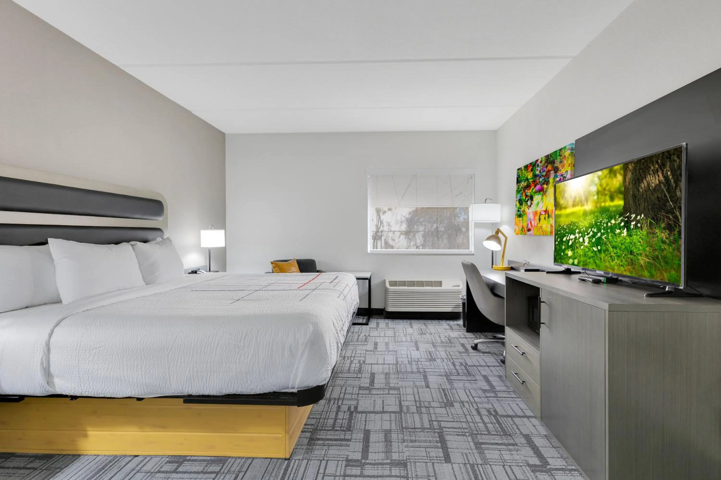 Bed in La Quinta Inn & Suites by Wyndham Jacksonville Mandarin