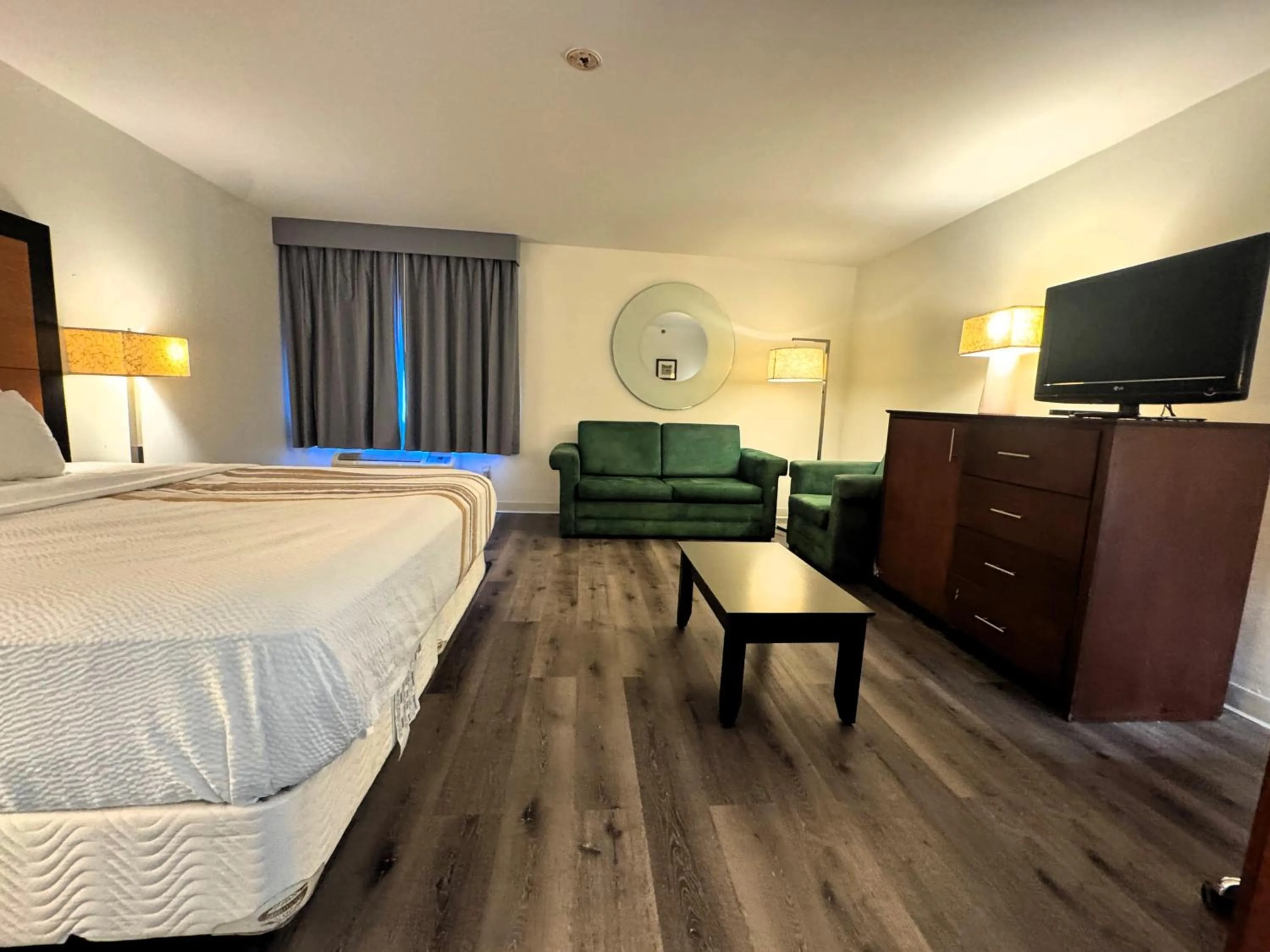 Photo of the whole room, Bed in Baymont by Wyndham Meridian