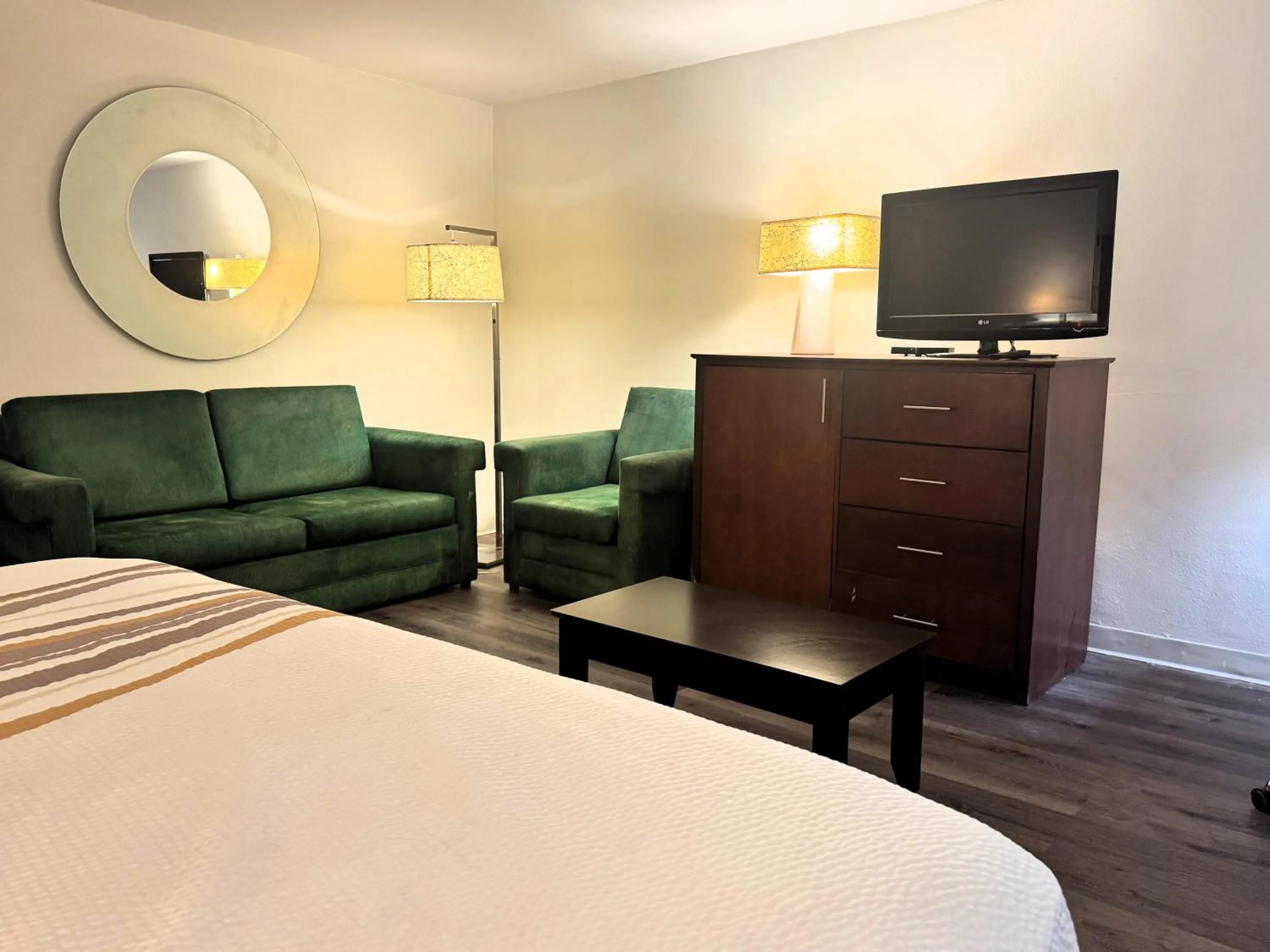 Photo of the whole room, Bed in Baymont by Wyndham Meridian