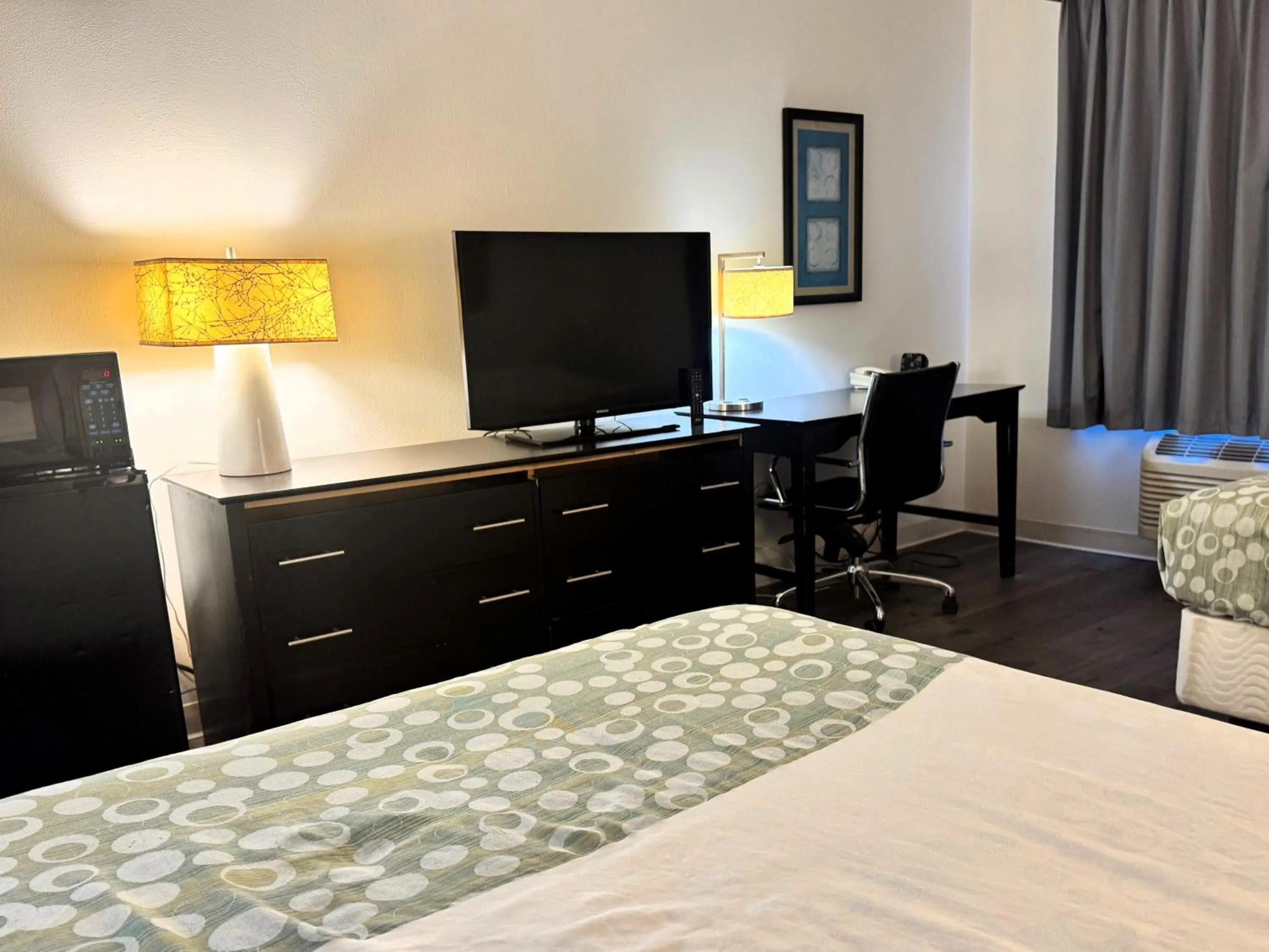 TV and multimedia, Bed in Baymont by Wyndham Meridian