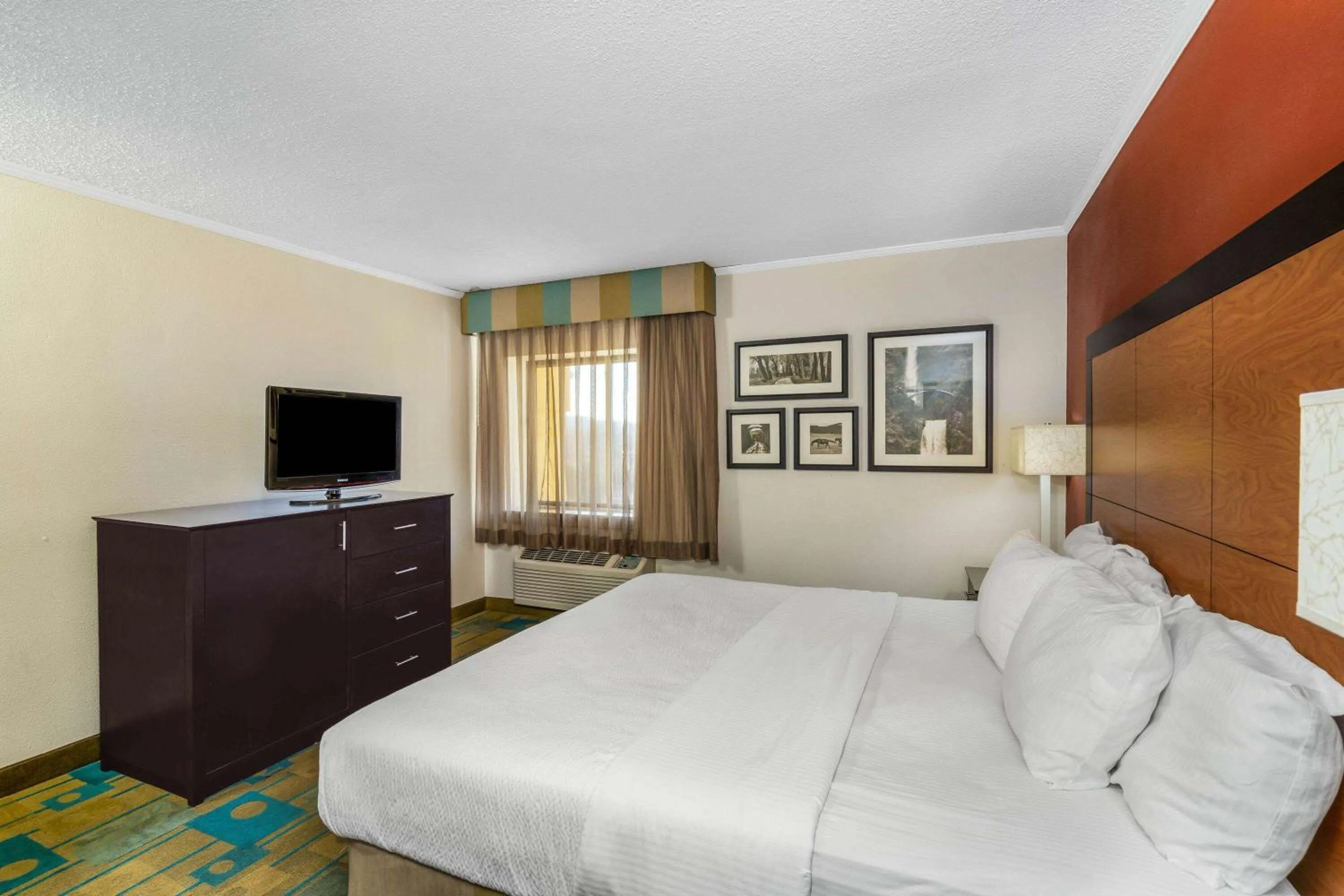 King Suite - Non-Smoking in Baymont by Wyndham Meridian