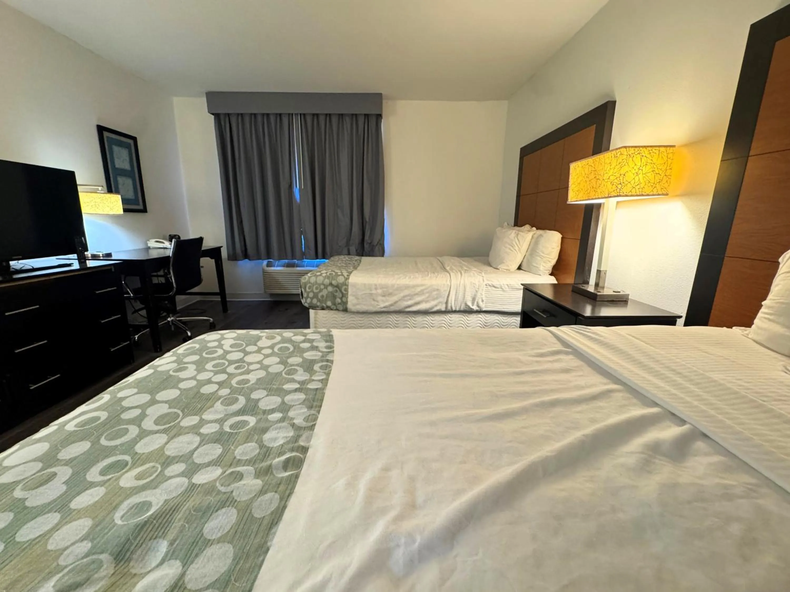 Photo of the whole room, Bed in Baymont by Wyndham Meridian