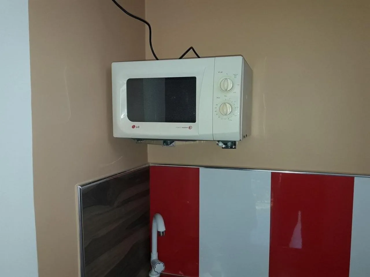 Communal kitchen in Wattle Inn