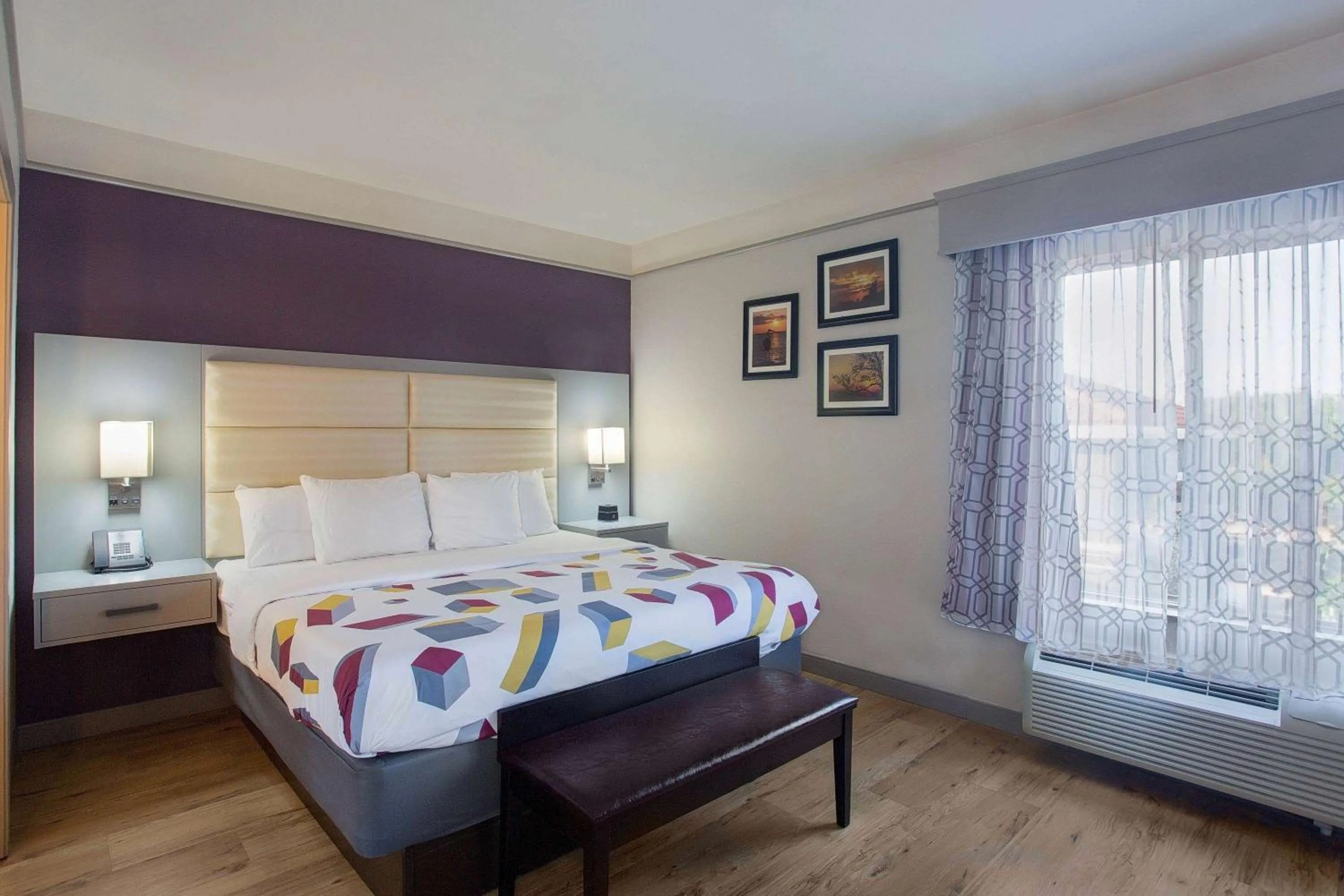 Photo of the whole room, Bed in La Quinta by Wyndham Mobile - Daphne