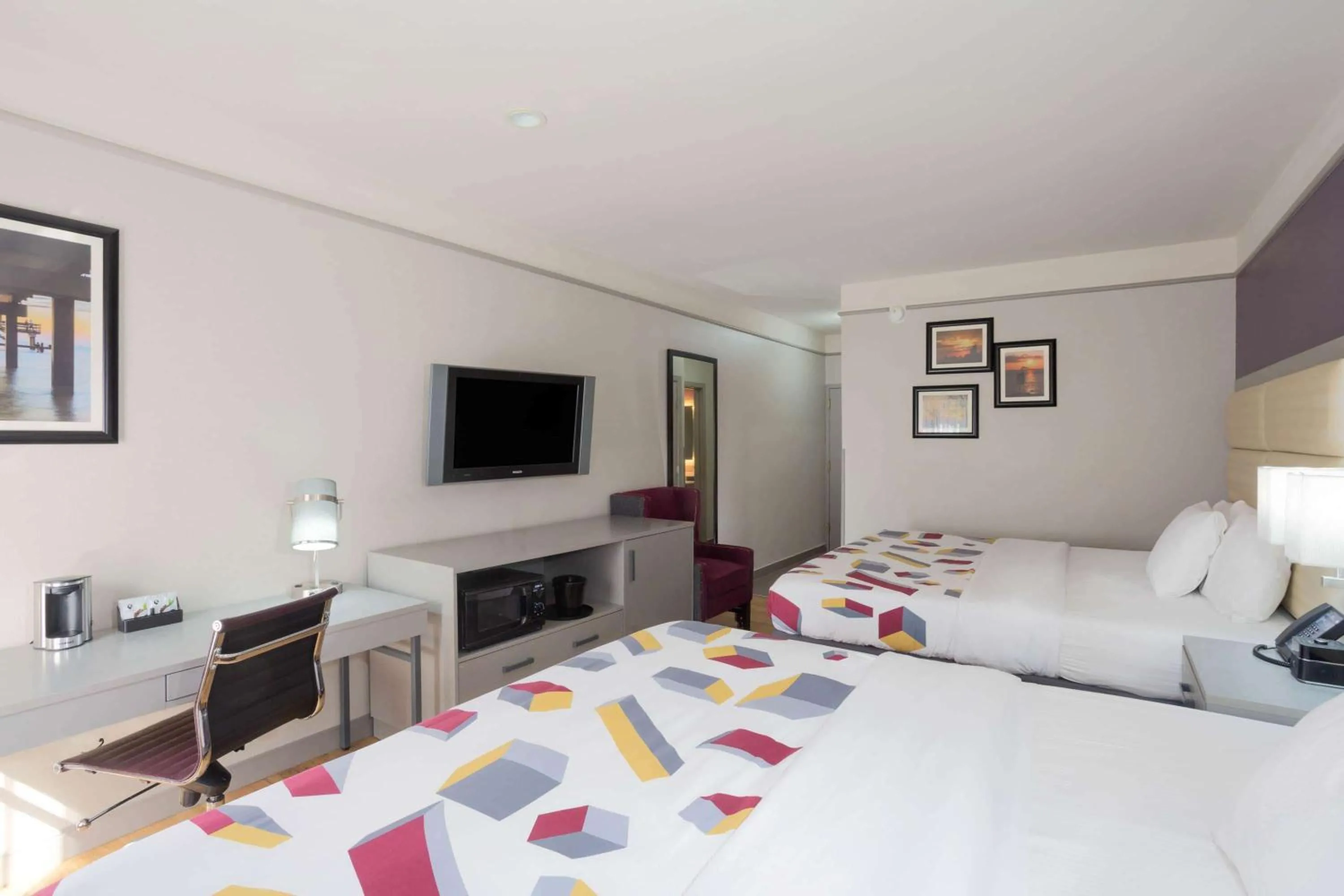 Photo of the whole room, Bed in La Quinta by Wyndham Mobile - Daphne