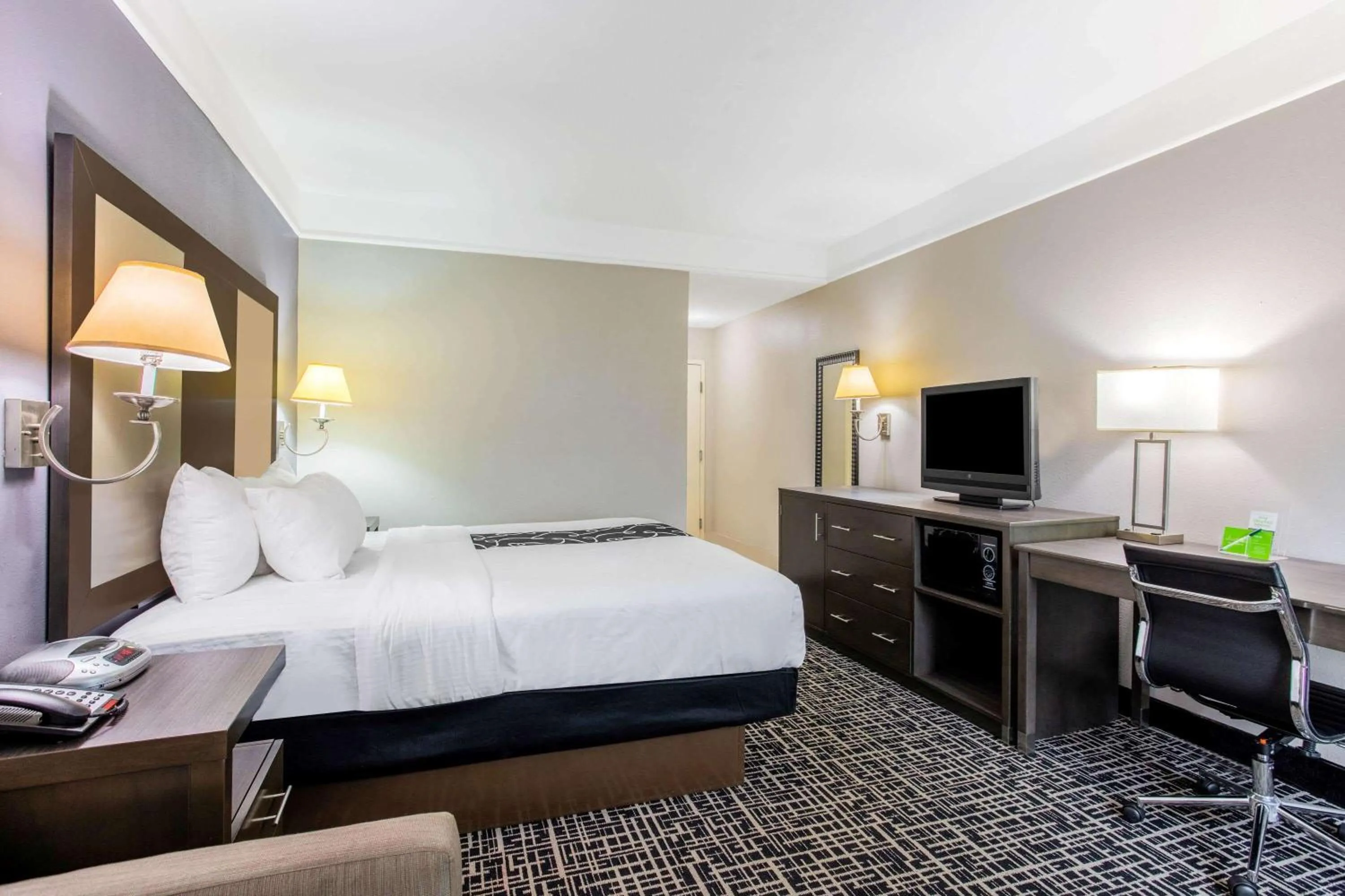 Photo of the whole room, Bed in La Quinta by Wyndham Fultondale Birmingham North