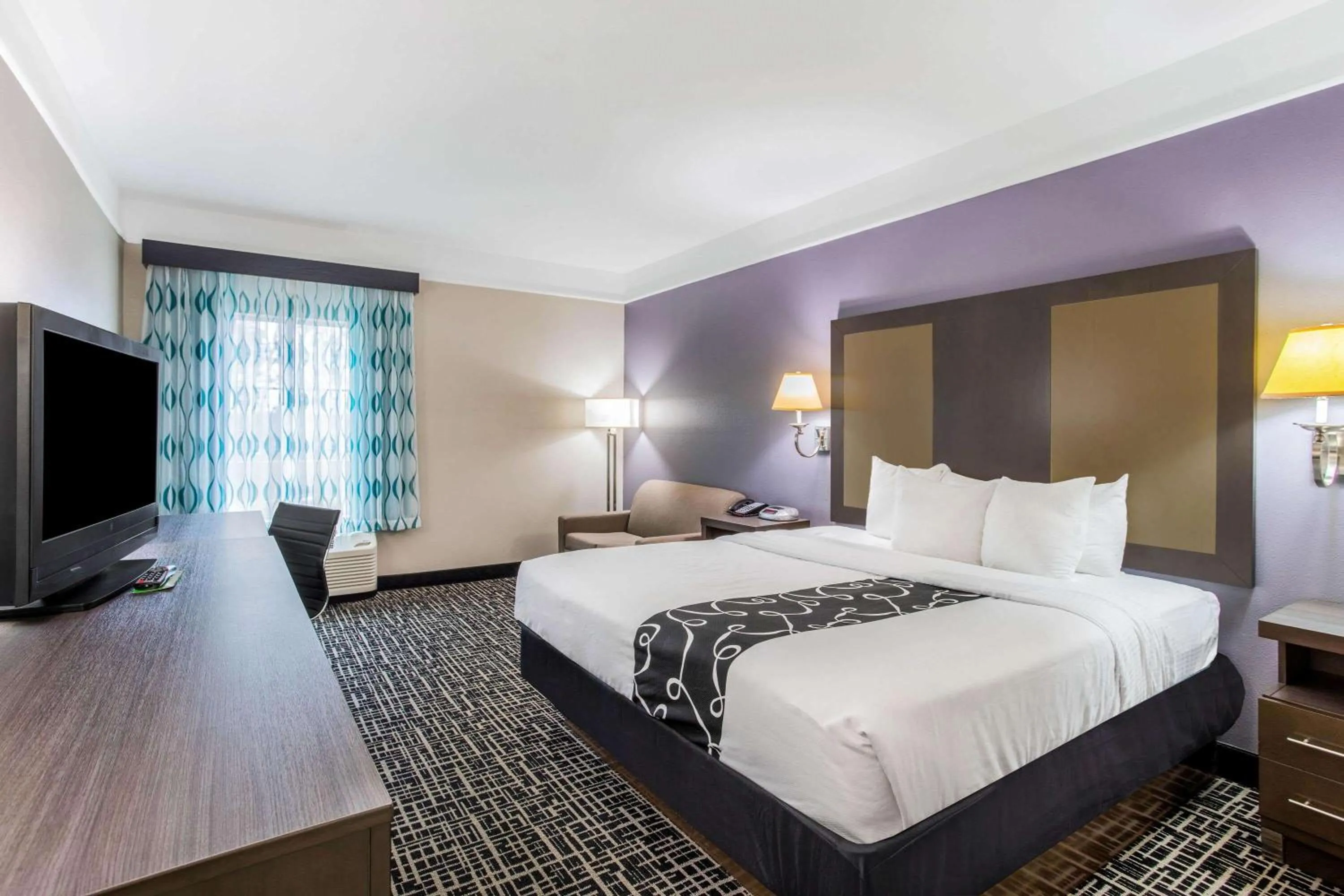 Photo of the whole room, Bed in La Quinta by Wyndham Fultondale Birmingham North