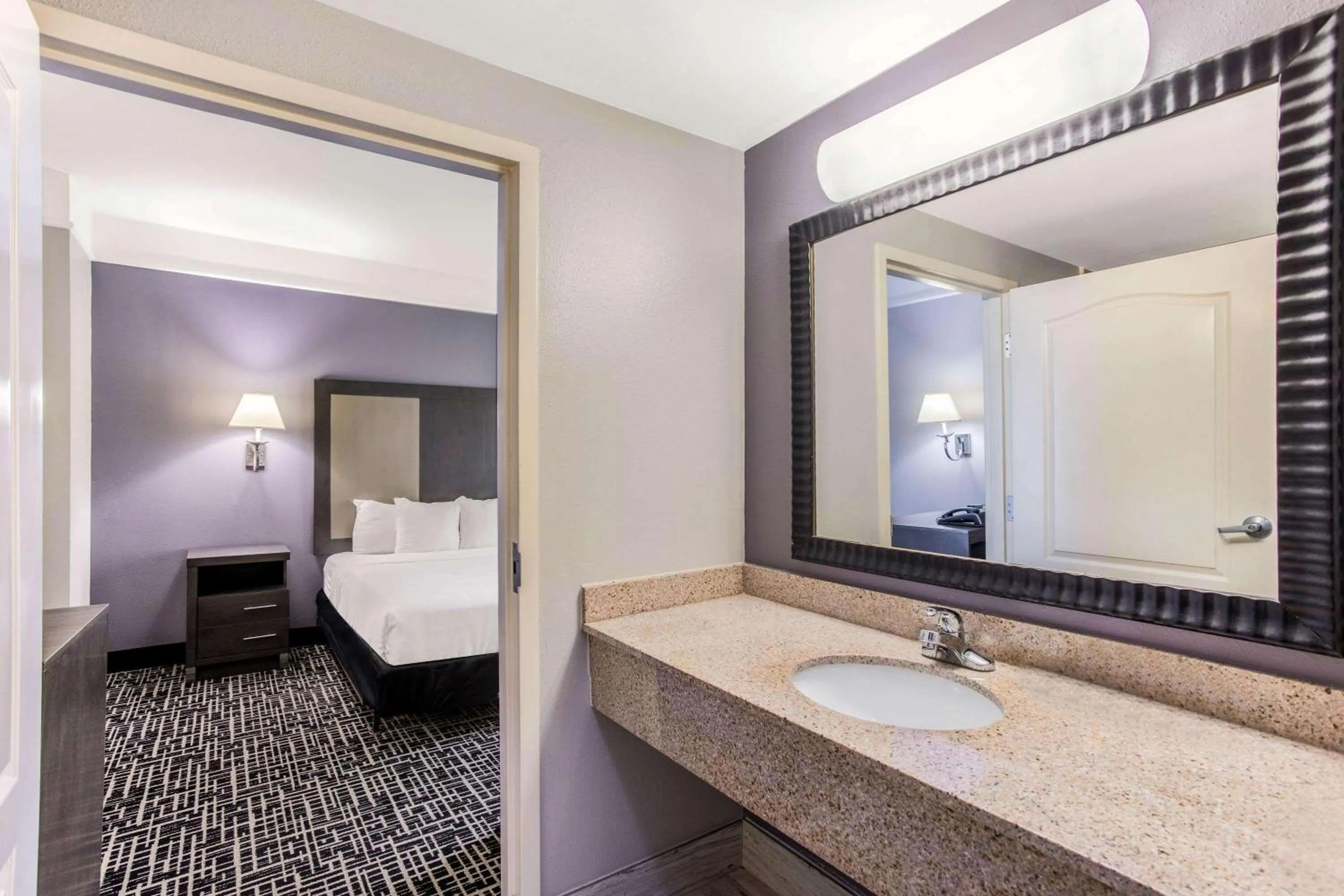 Bathroom in La Quinta by Wyndham Fultondale Birmingham North