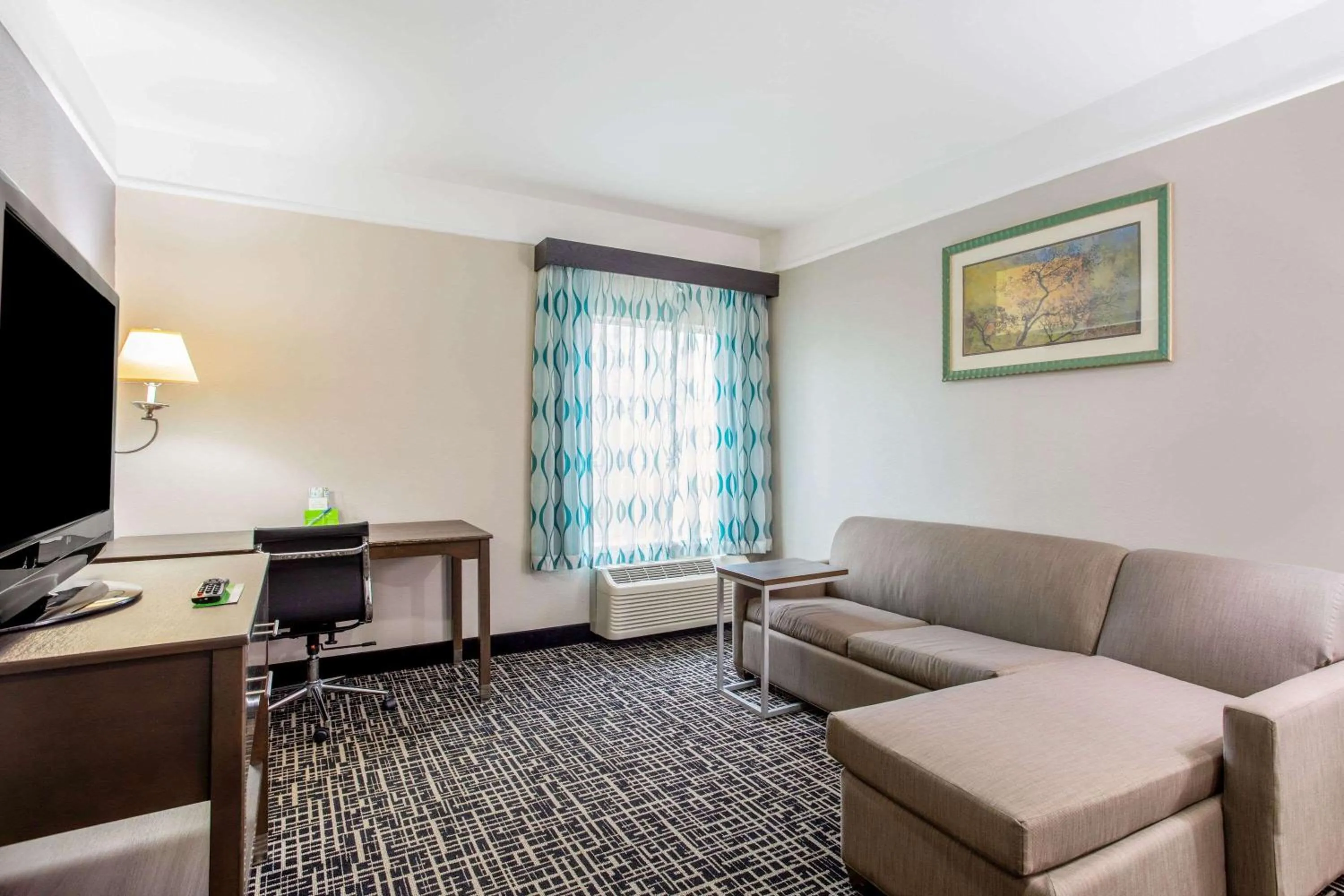 Photo of the whole room in La Quinta by Wyndham Fultondale Birmingham North