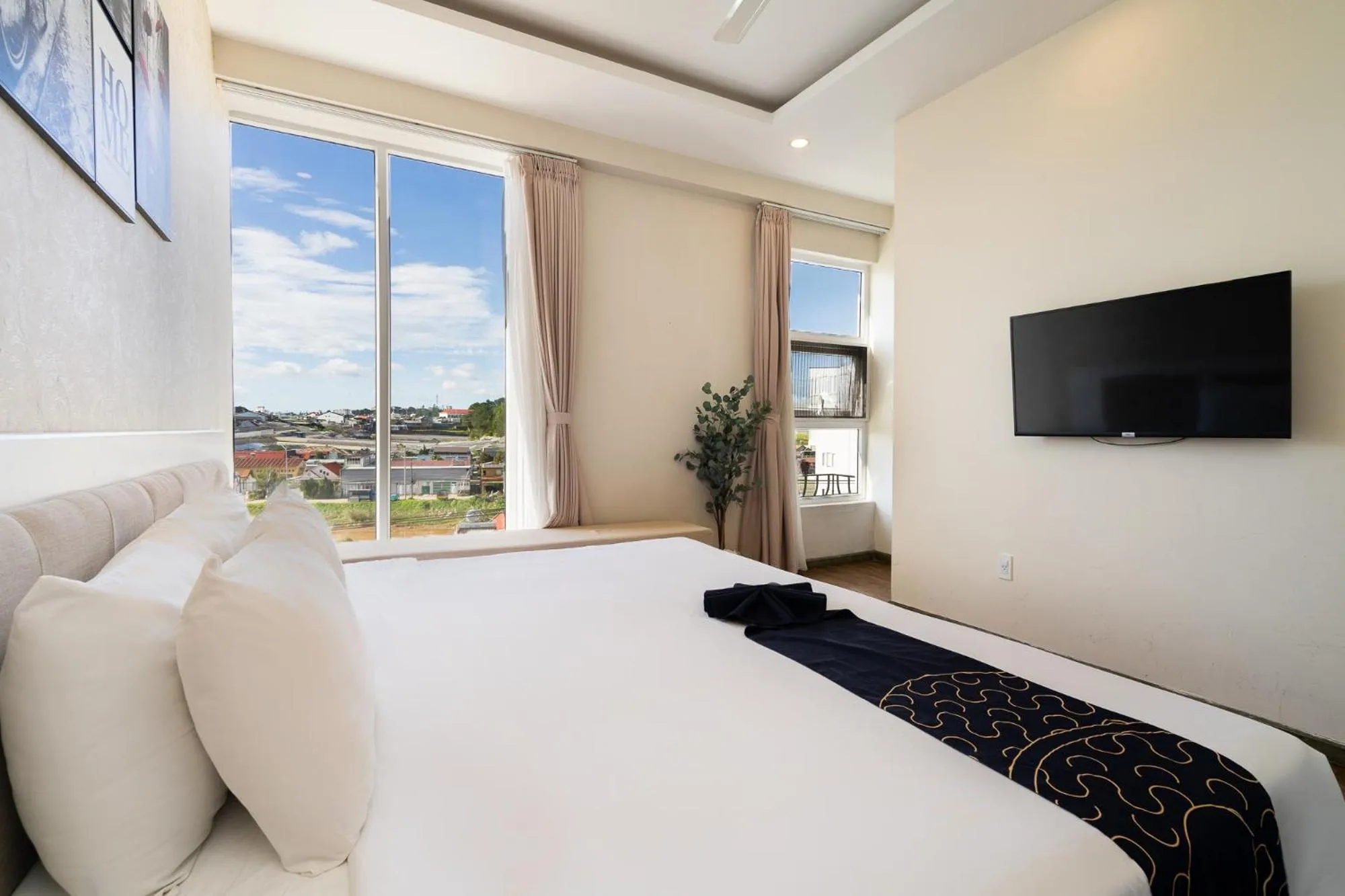 Photo of the whole room, Bed in Saigon's Book Da Lat Hotel