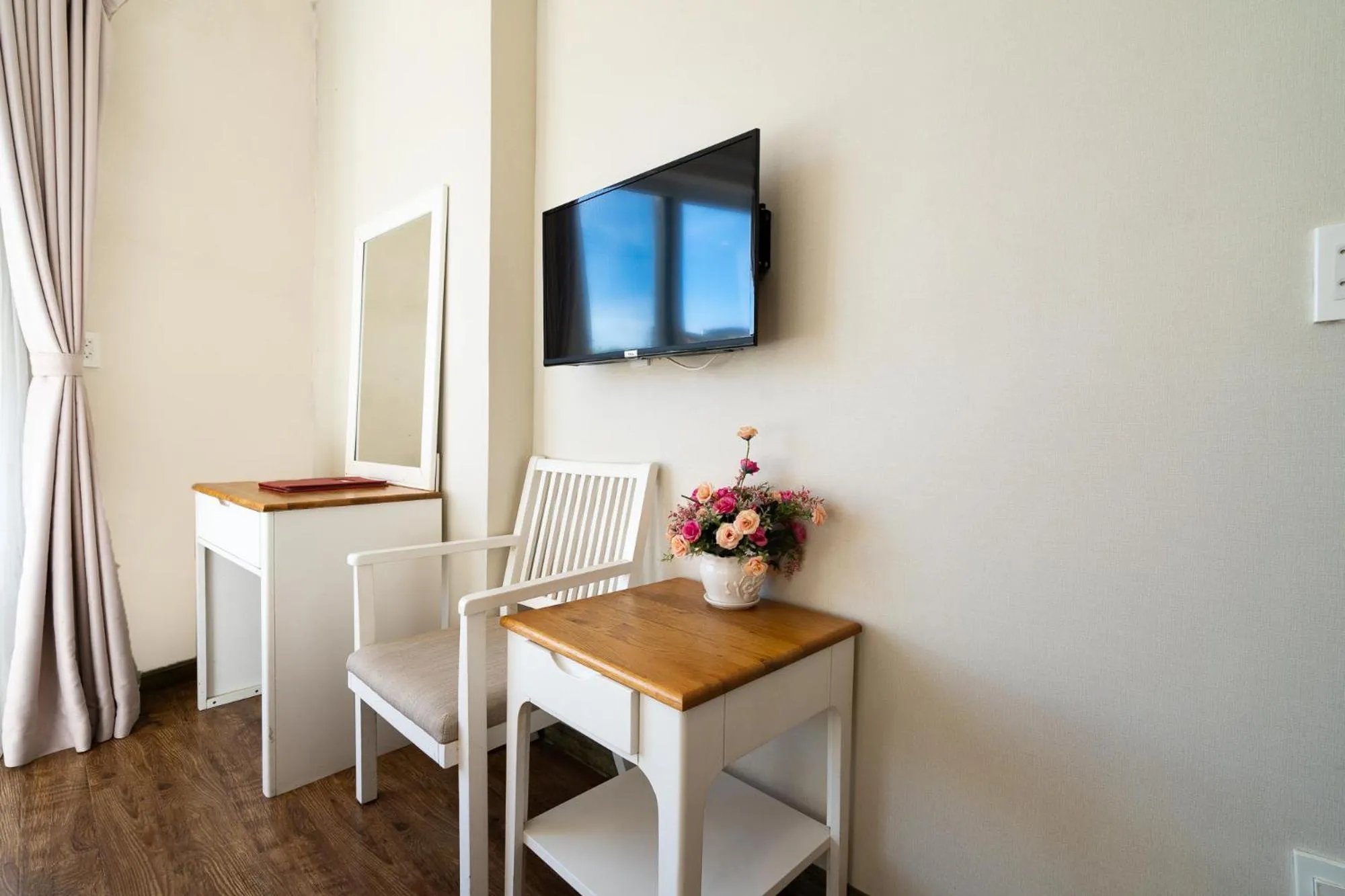 TV and multimedia in Saigon's Book Da Lat Hotel