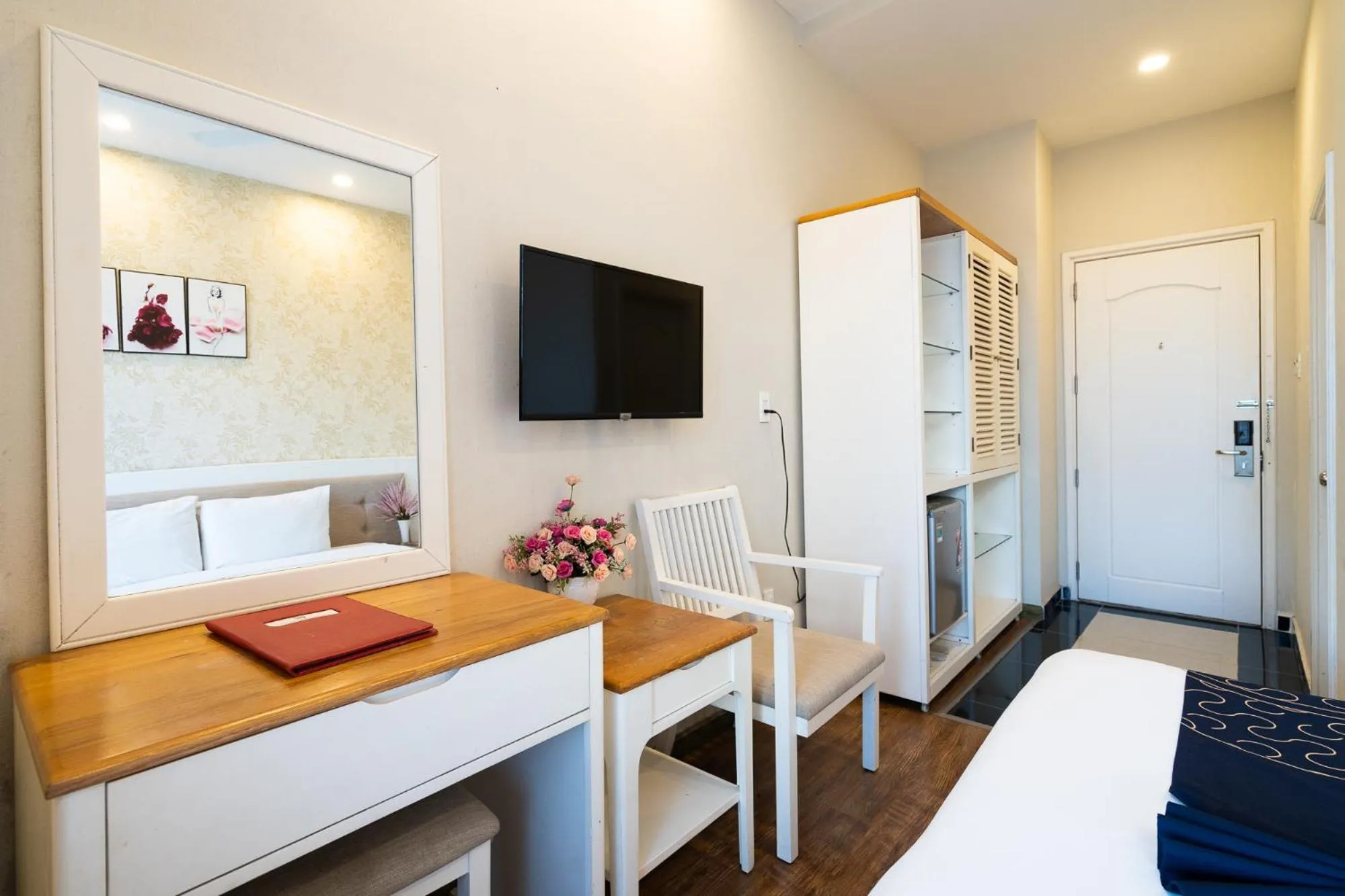 TV and multimedia, Bed in Saigon's Book Da Lat Hotel