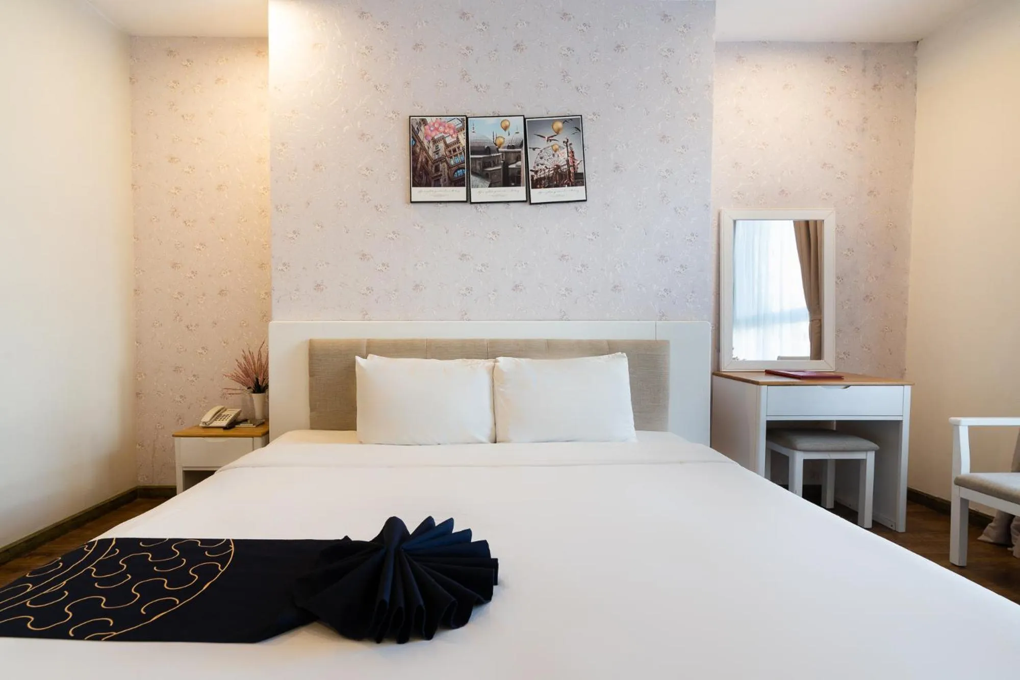 Photo of the whole room, Bed in Saigon's Book Da Lat Hotel