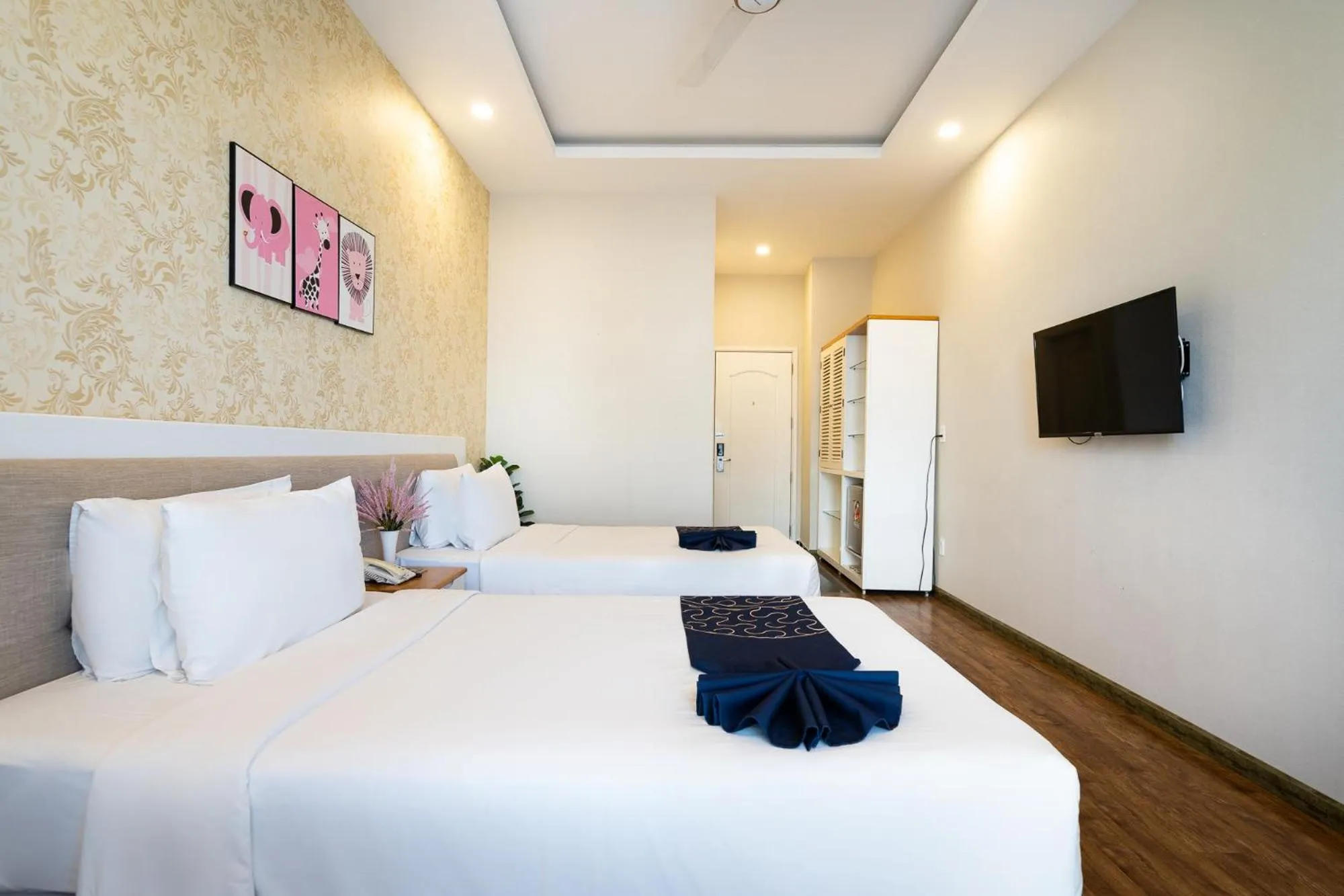 Communal lounge/ TV room, Bed in Saigon's Book Da Lat Hotel