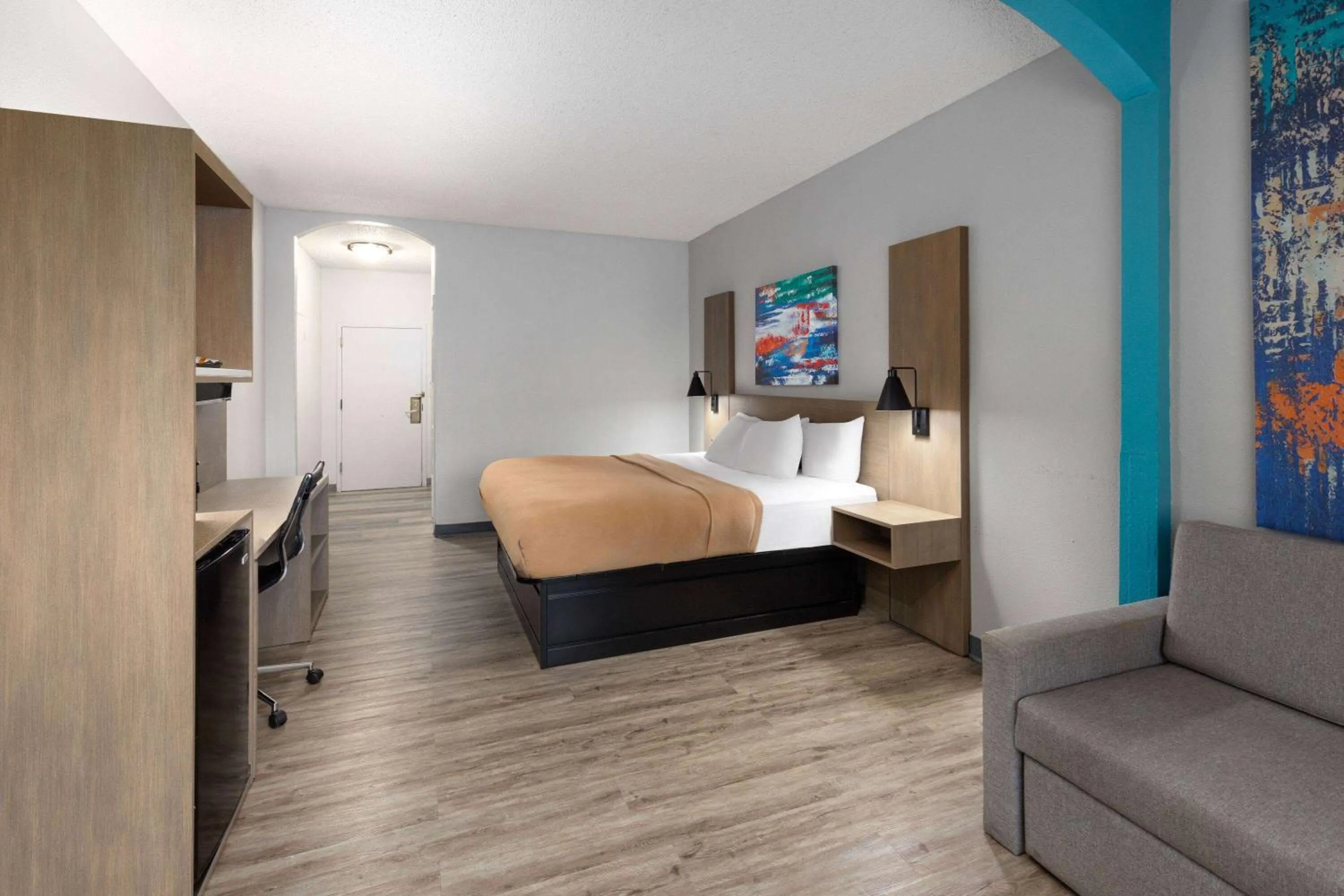 King Room with Mobility/Hearing Impaired Access in La Quinta Inn by Wyndham Decatur Alabama