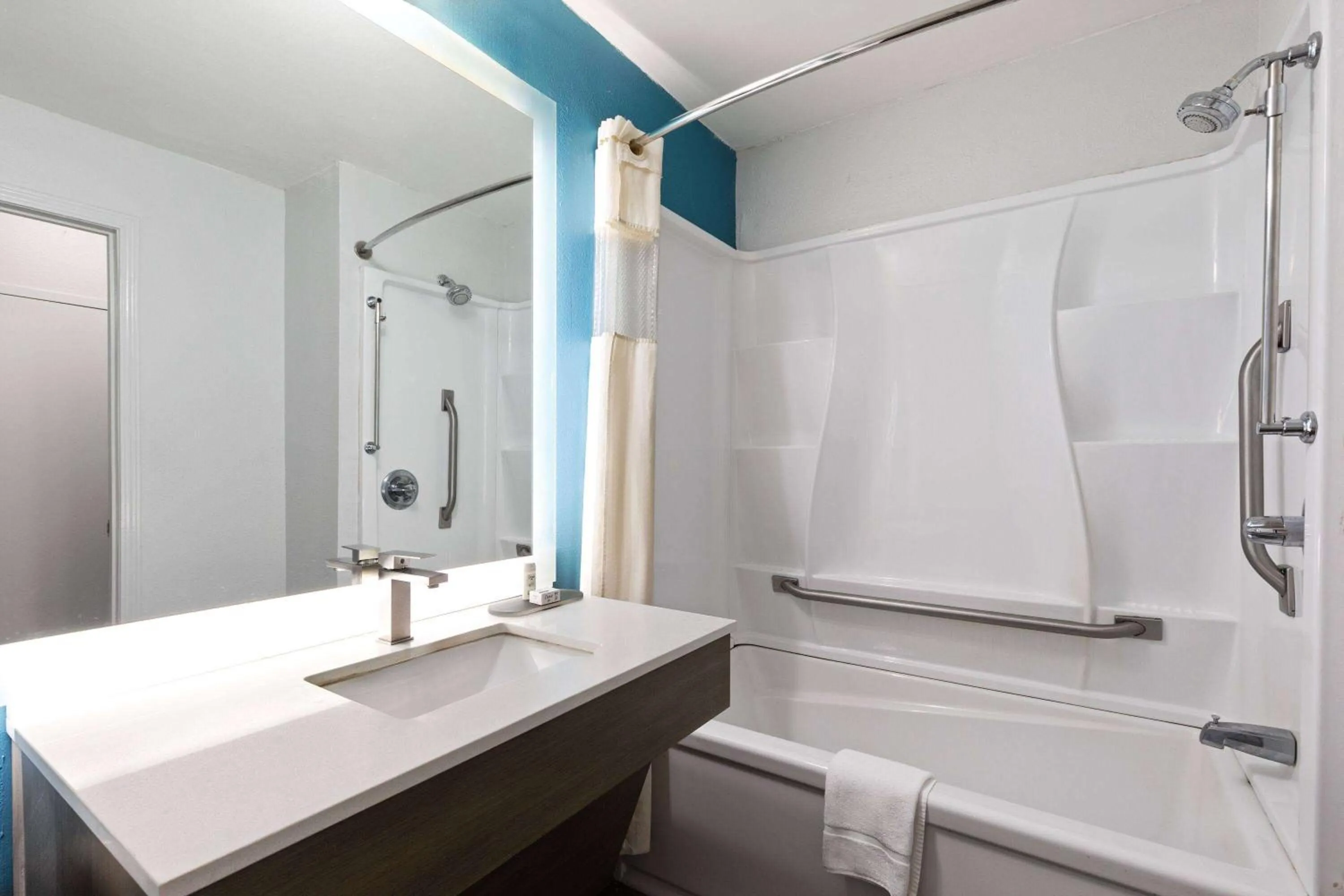 Bathroom in La Quinta Inn by Wyndham Decatur Alabama