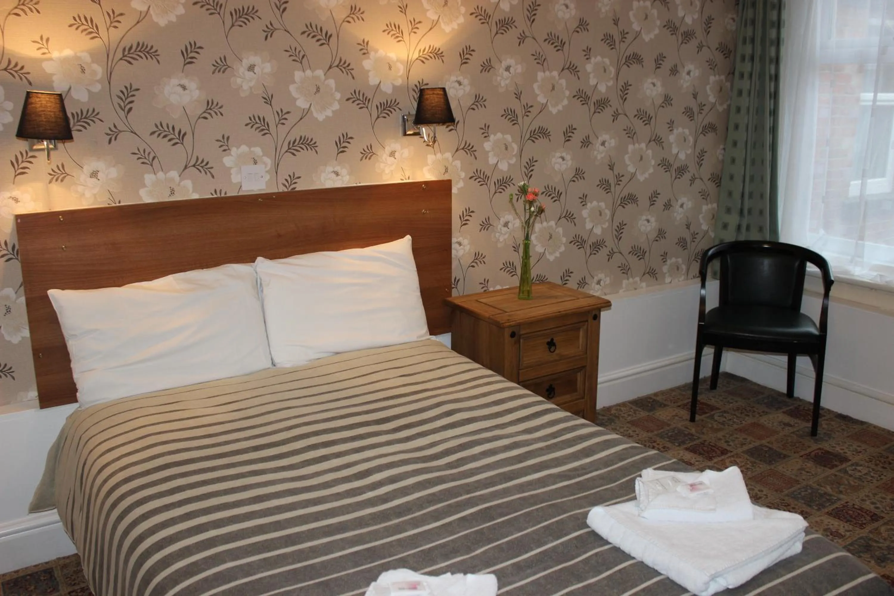 Bedroom, Bed in Fairhaven Hotel