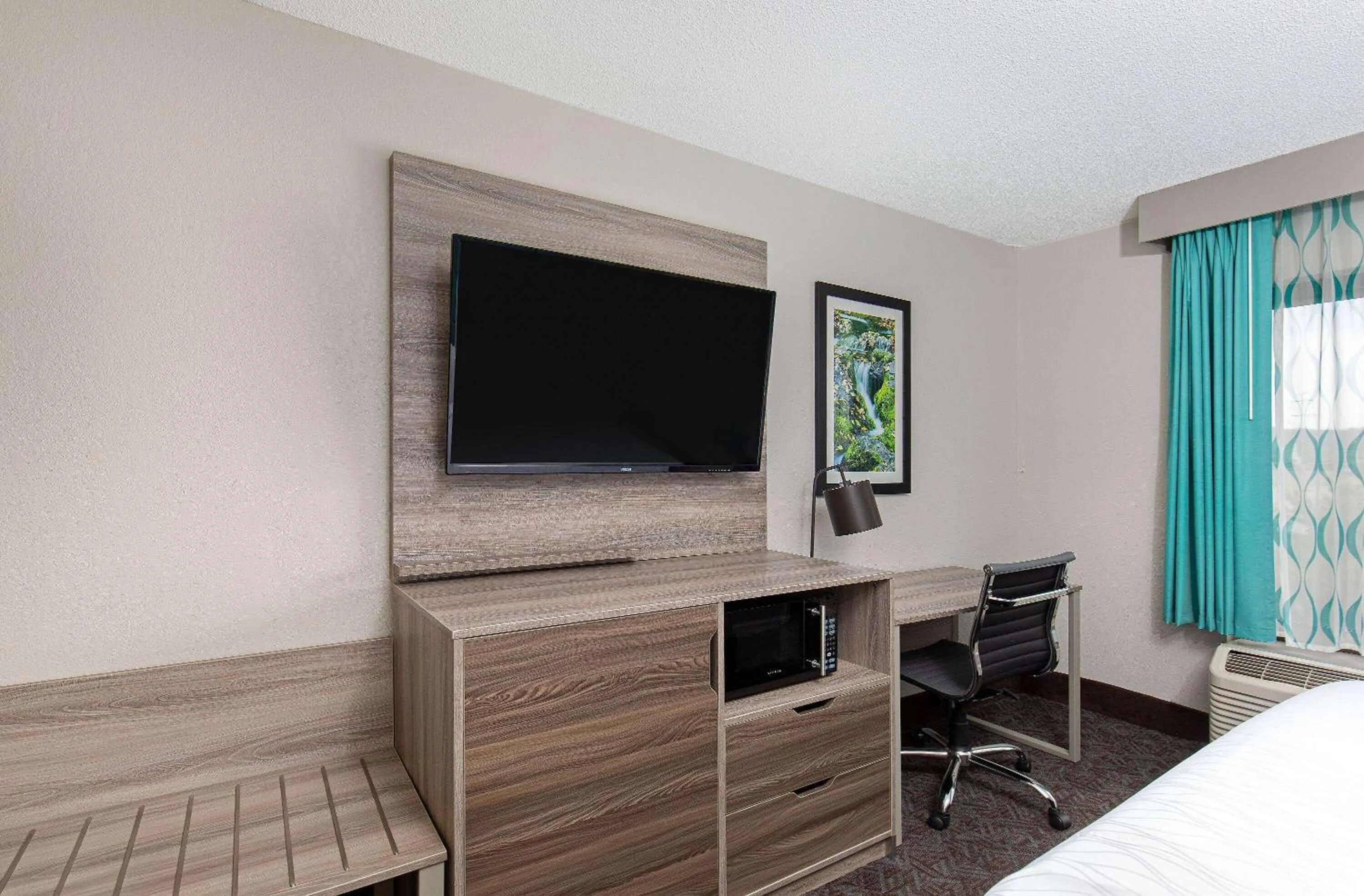 Photo of the whole room, Bed in La Quinta Inn by Wyndham Pigeon Forge-Dollywood