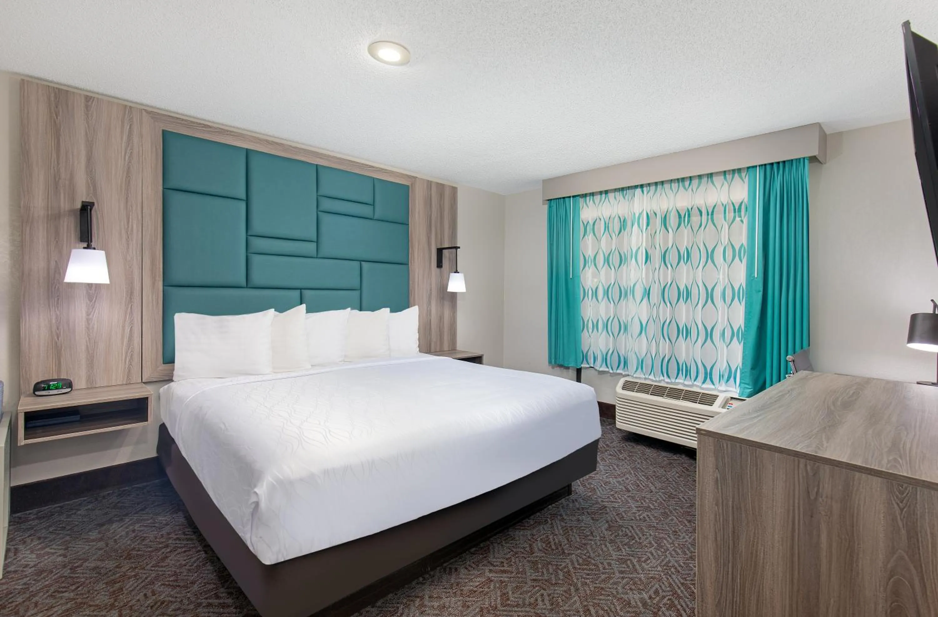 Bed in La Quinta Inn by Wyndham Pigeon Forge-Dollywood