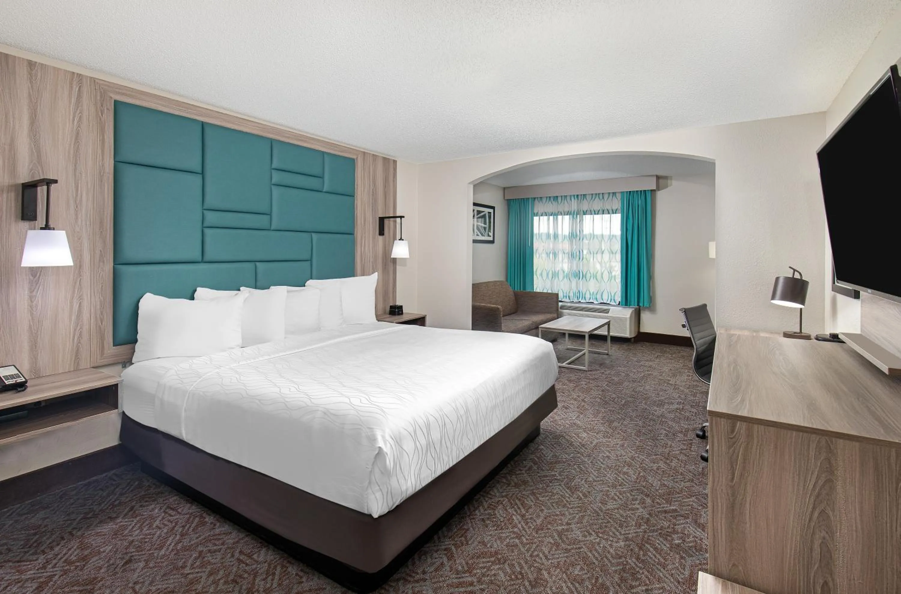 Bed in La Quinta Inn by Wyndham Pigeon Forge-Dollywood