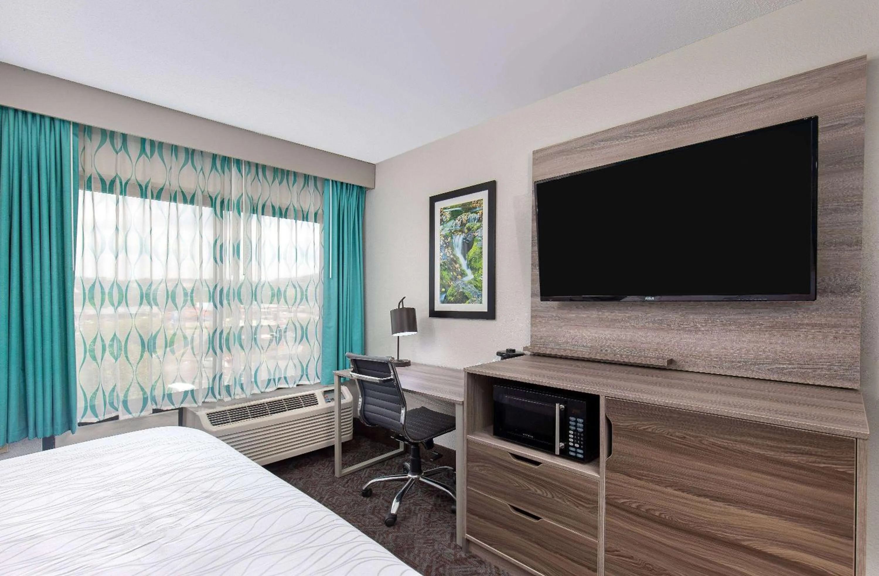 Photo of the whole room, Bed in La Quinta Inn by Wyndham Pigeon Forge-Dollywood