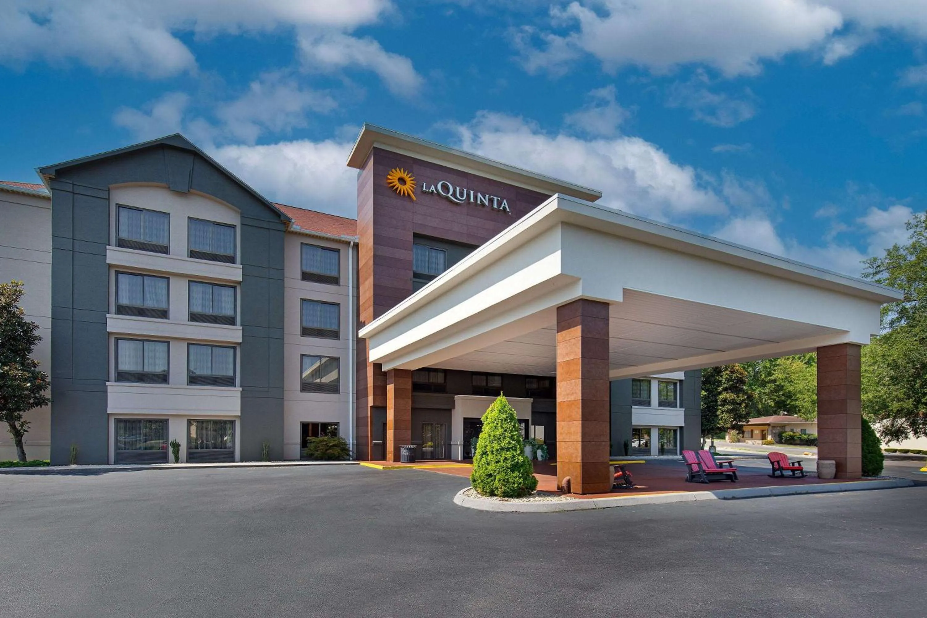 Property building in La Quinta Inn by Wyndham Pigeon Forge-Dollywood
