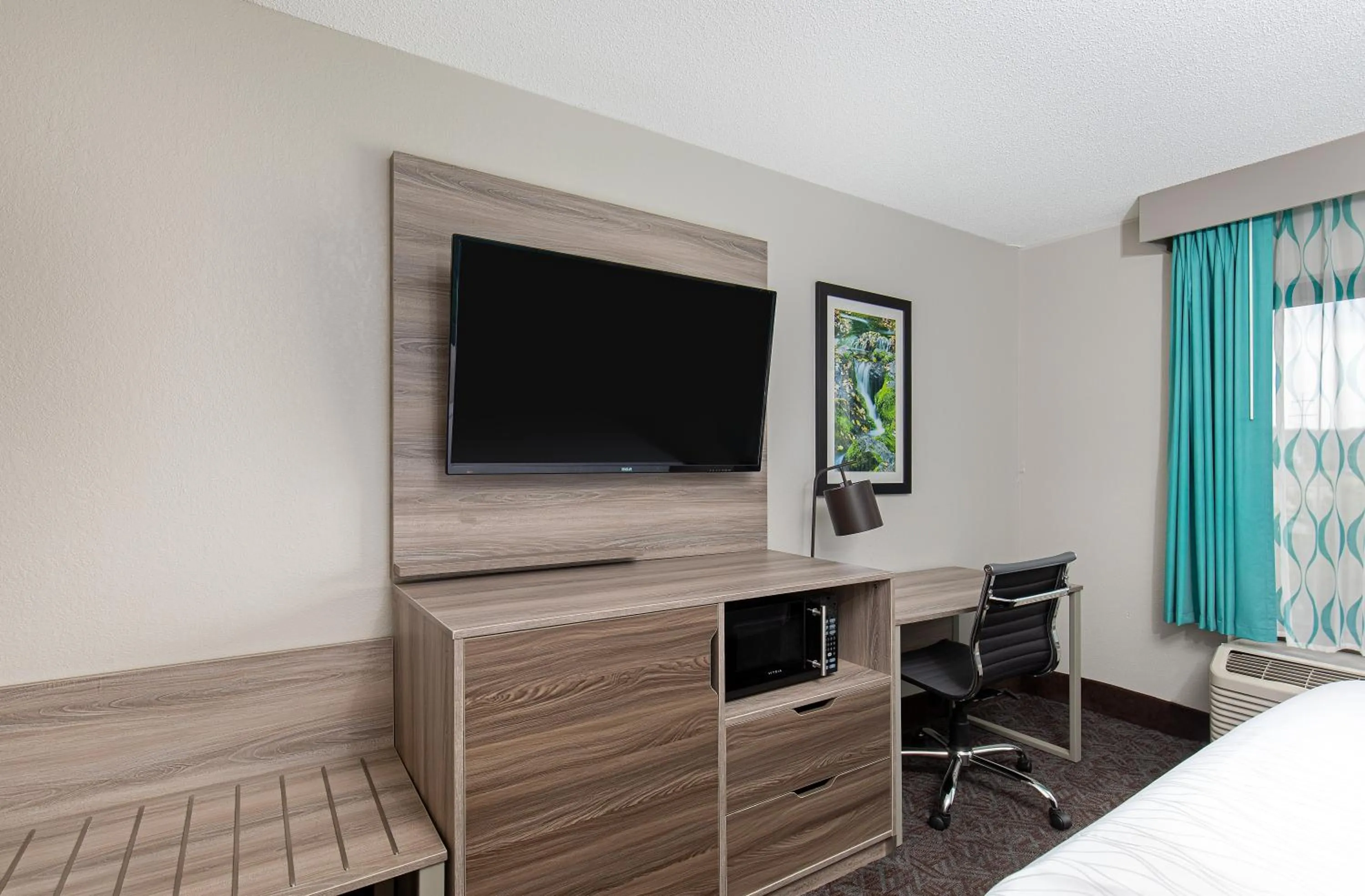 hair dresser, Bed in La Quinta Inn by Wyndham Pigeon Forge-Dollywood