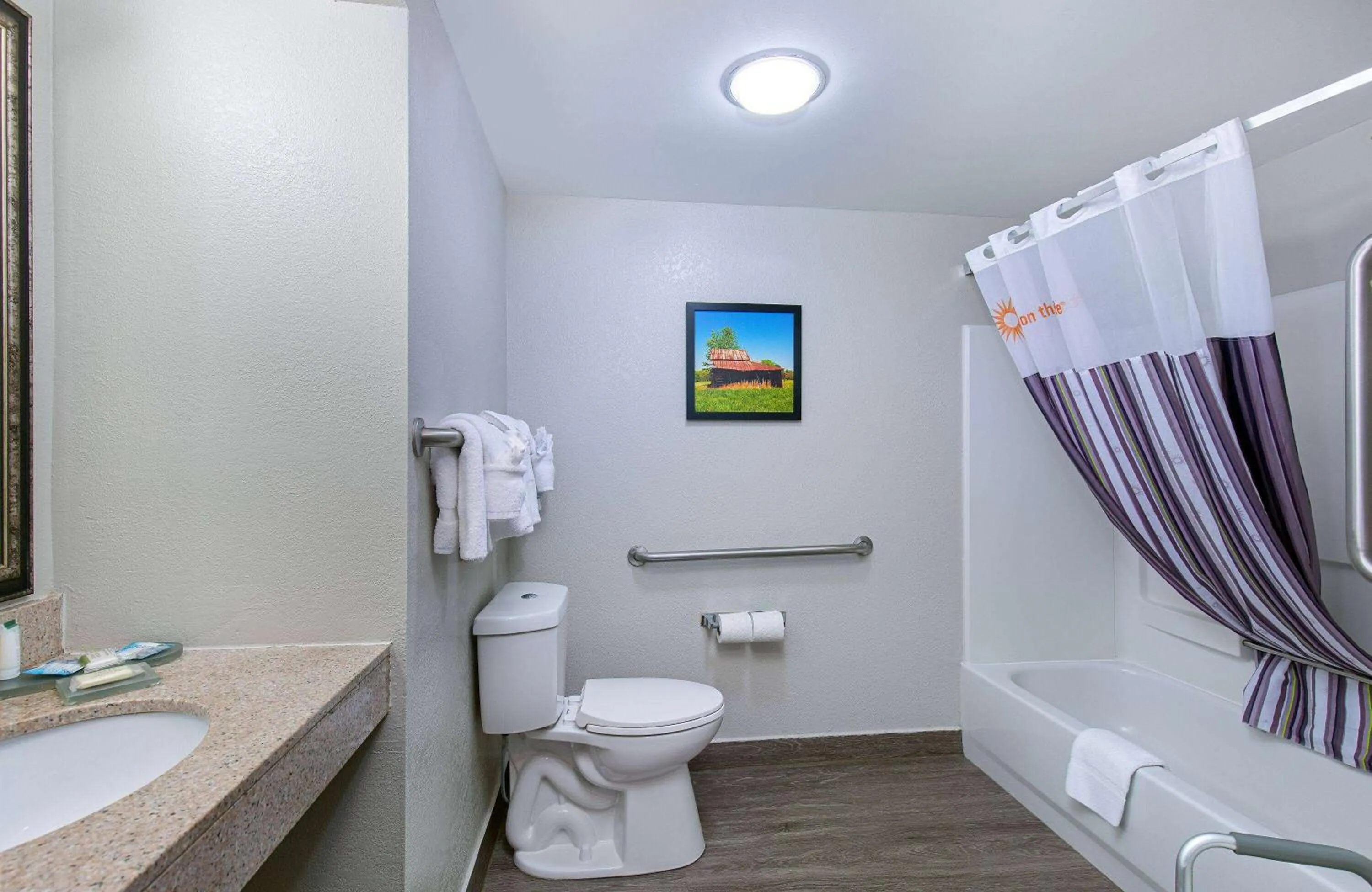 Bathroom in La Quinta Inn by Wyndham Pigeon Forge-Dollywood