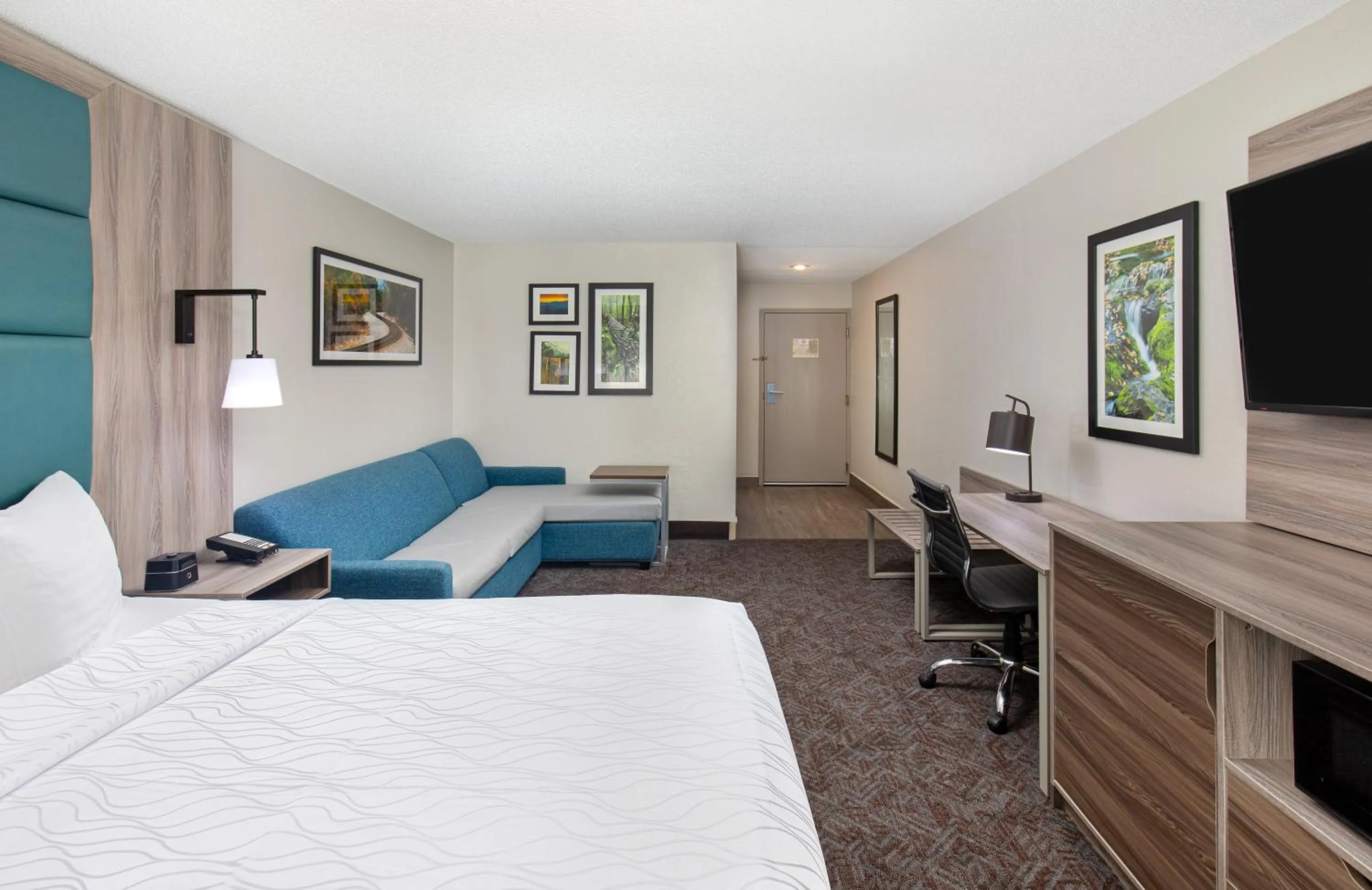 Bed in La Quinta Inn by Wyndham Pigeon Forge-Dollywood