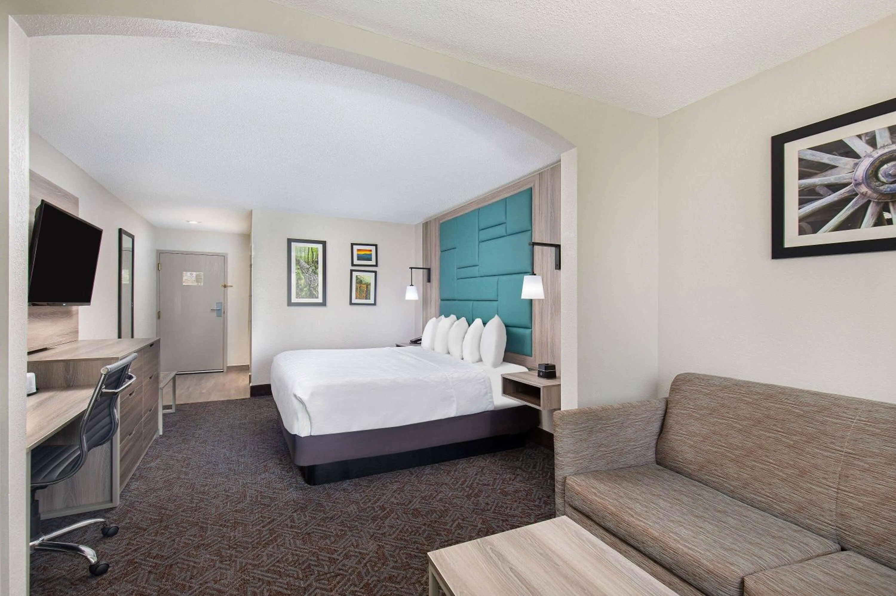 Photo of the whole room, Bed in La Quinta Inn by Wyndham Pigeon Forge-Dollywood