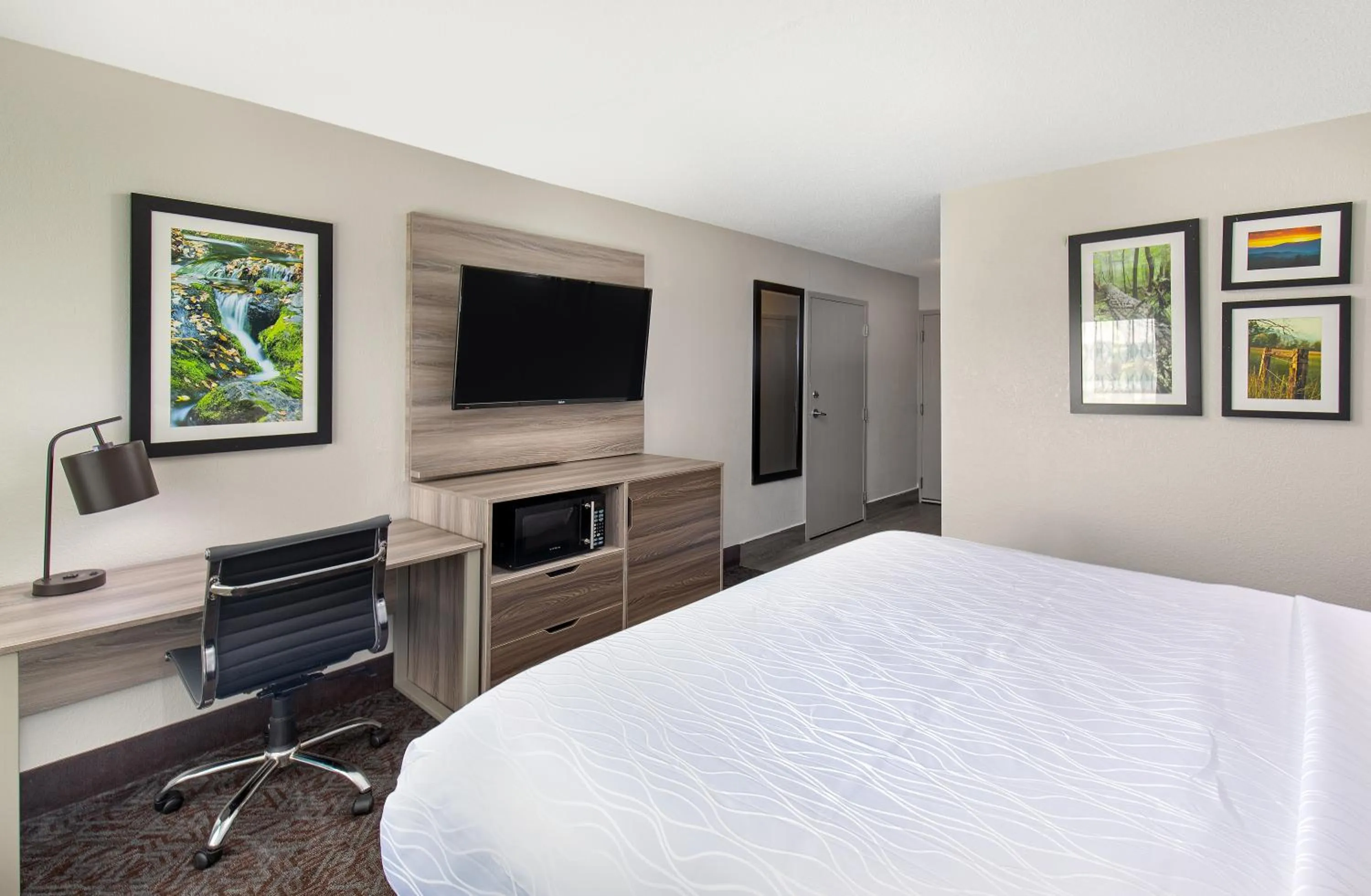 Bed in La Quinta Inn by Wyndham Pigeon Forge-Dollywood