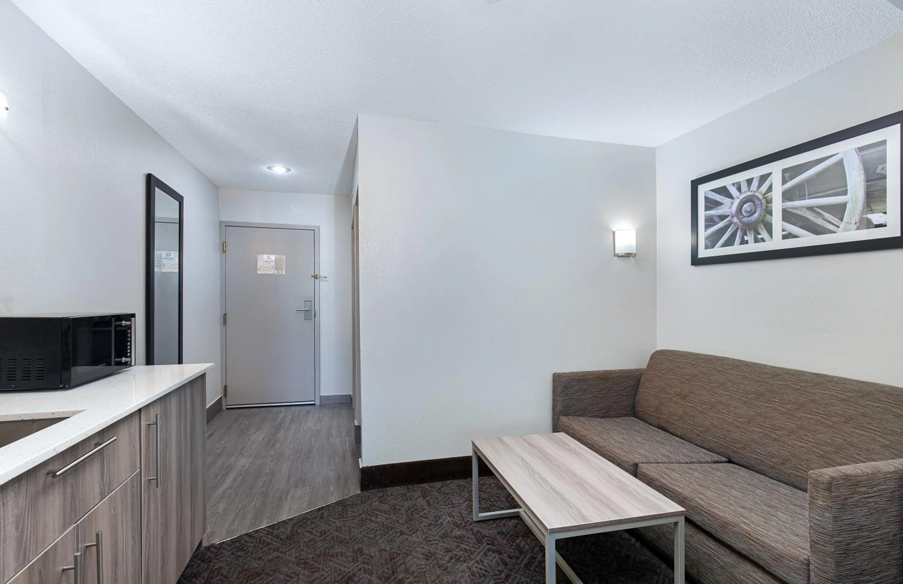 Seating area in La Quinta Inn by Wyndham Pigeon Forge-Dollywood