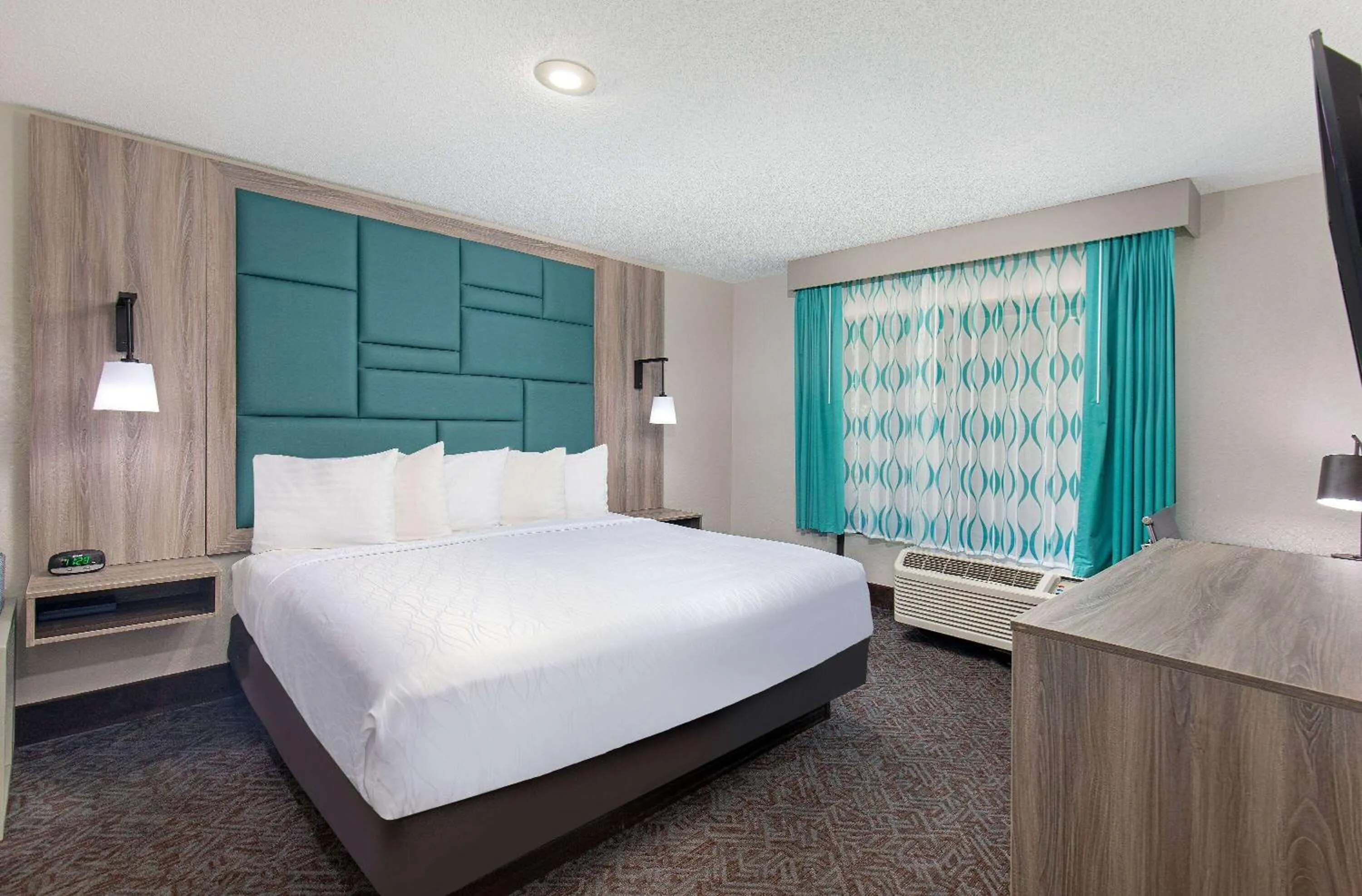 Bed in La Quinta Inn by Wyndham Pigeon Forge-Dollywood