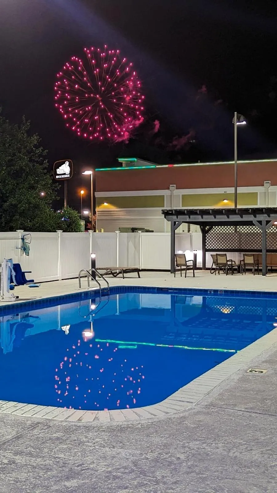 Swimming pool in Best Western Huntsville